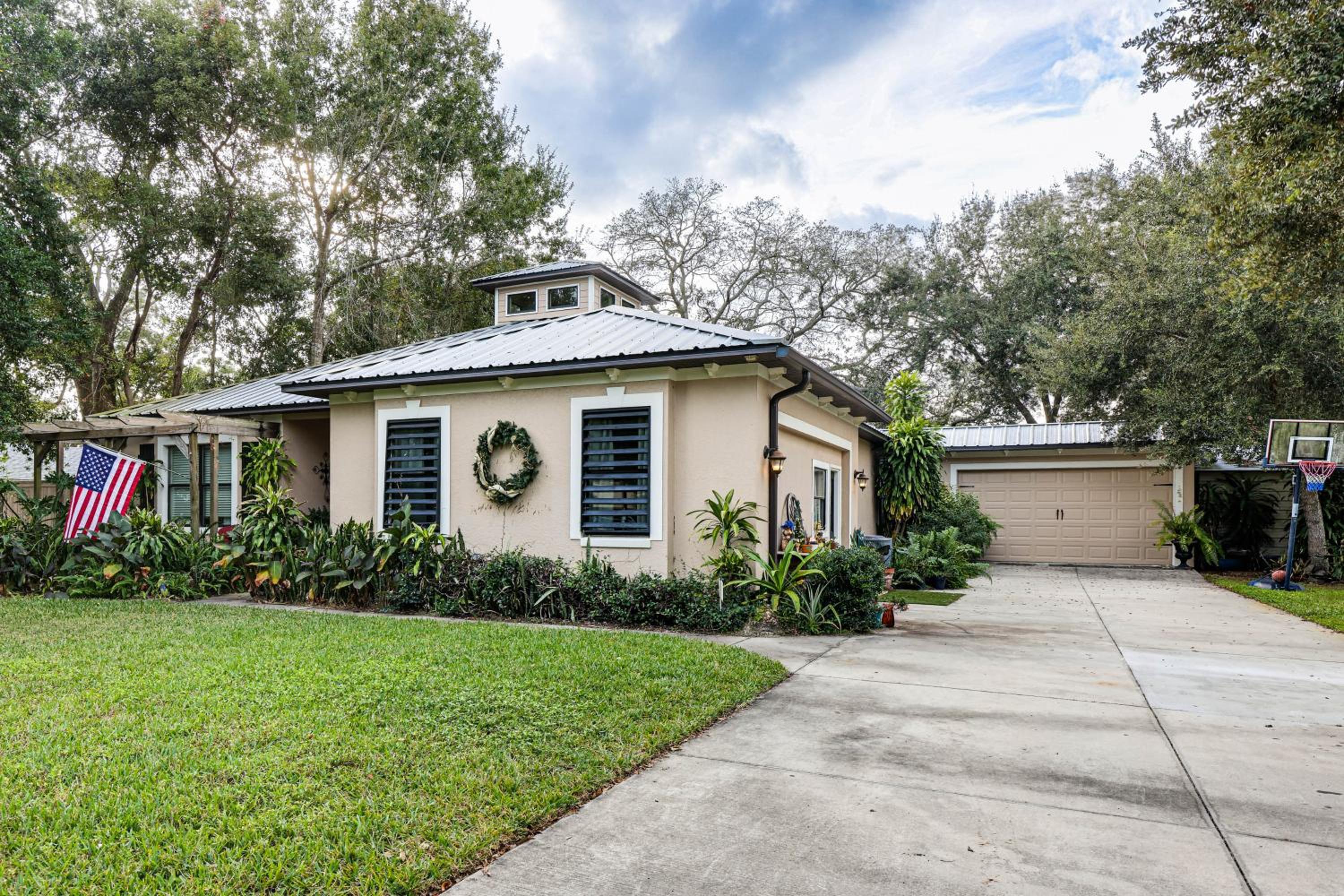 Canal-Front Retreat with Hot Tub and Dock in Tavares