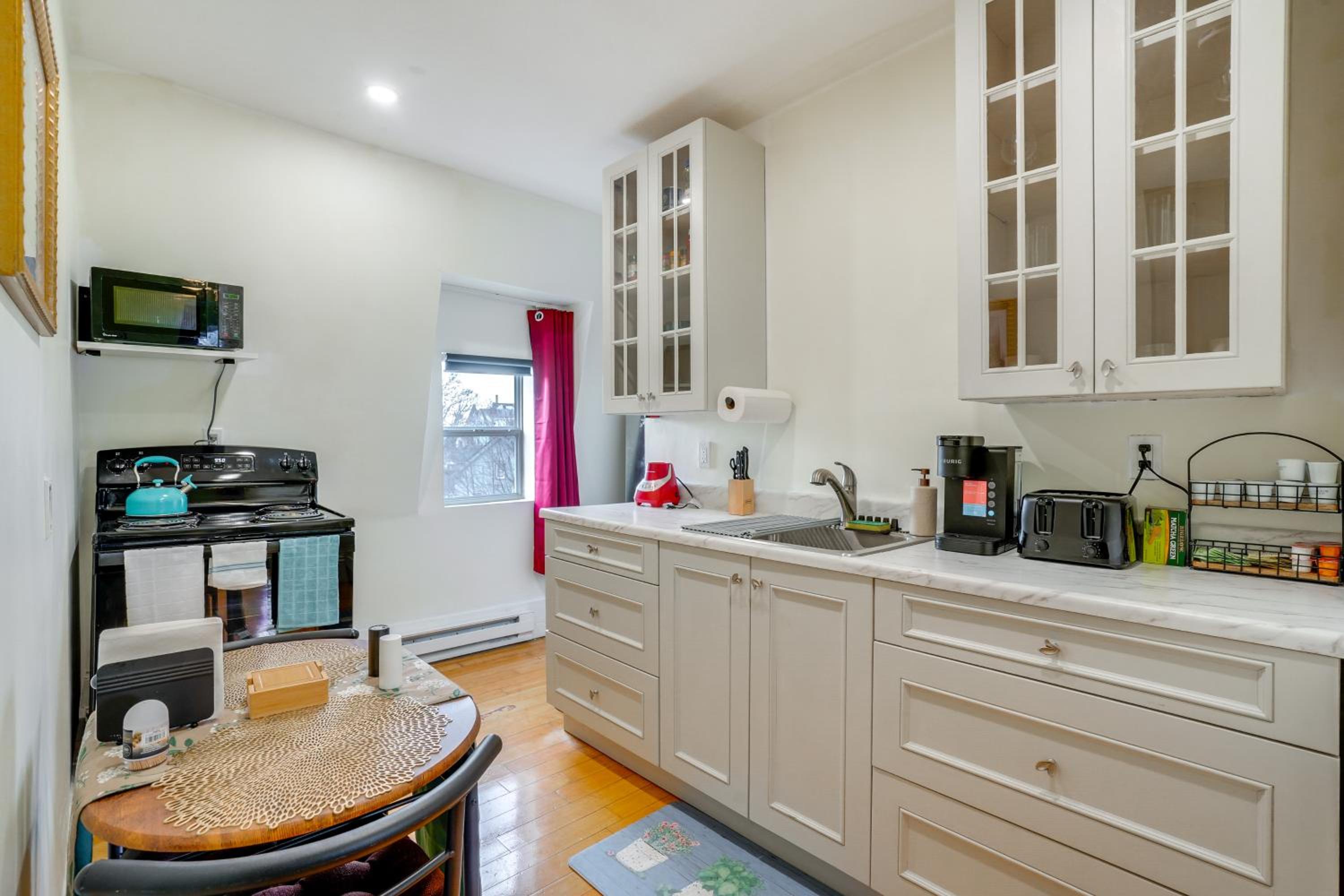 Apt in Historic Lynn Neighborhood 2 Mi to Beach!