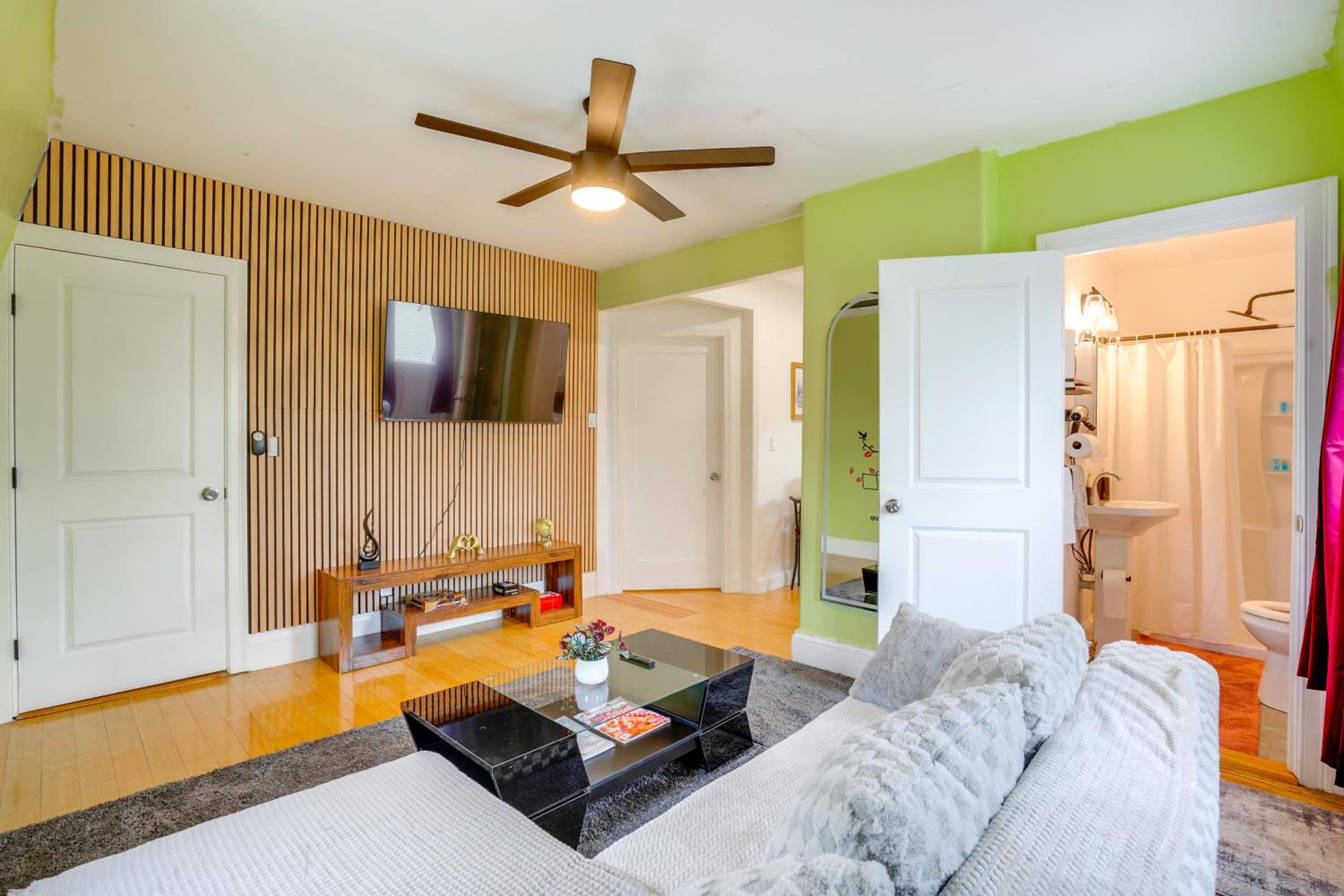 Apt in Historic Lynn Neighborhood 2 Mi to Beach!
