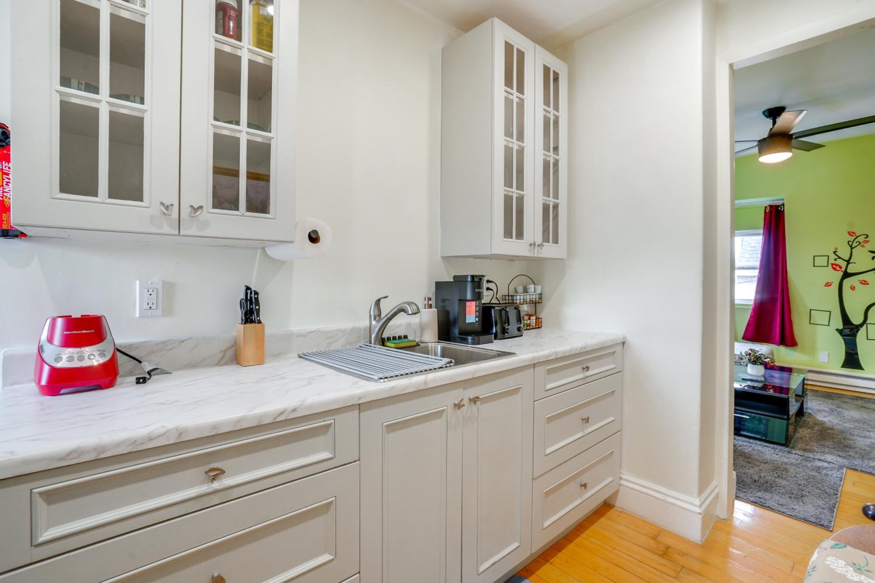 Apt in Historic Lynn Neighborhood 2 Mi to Beach!