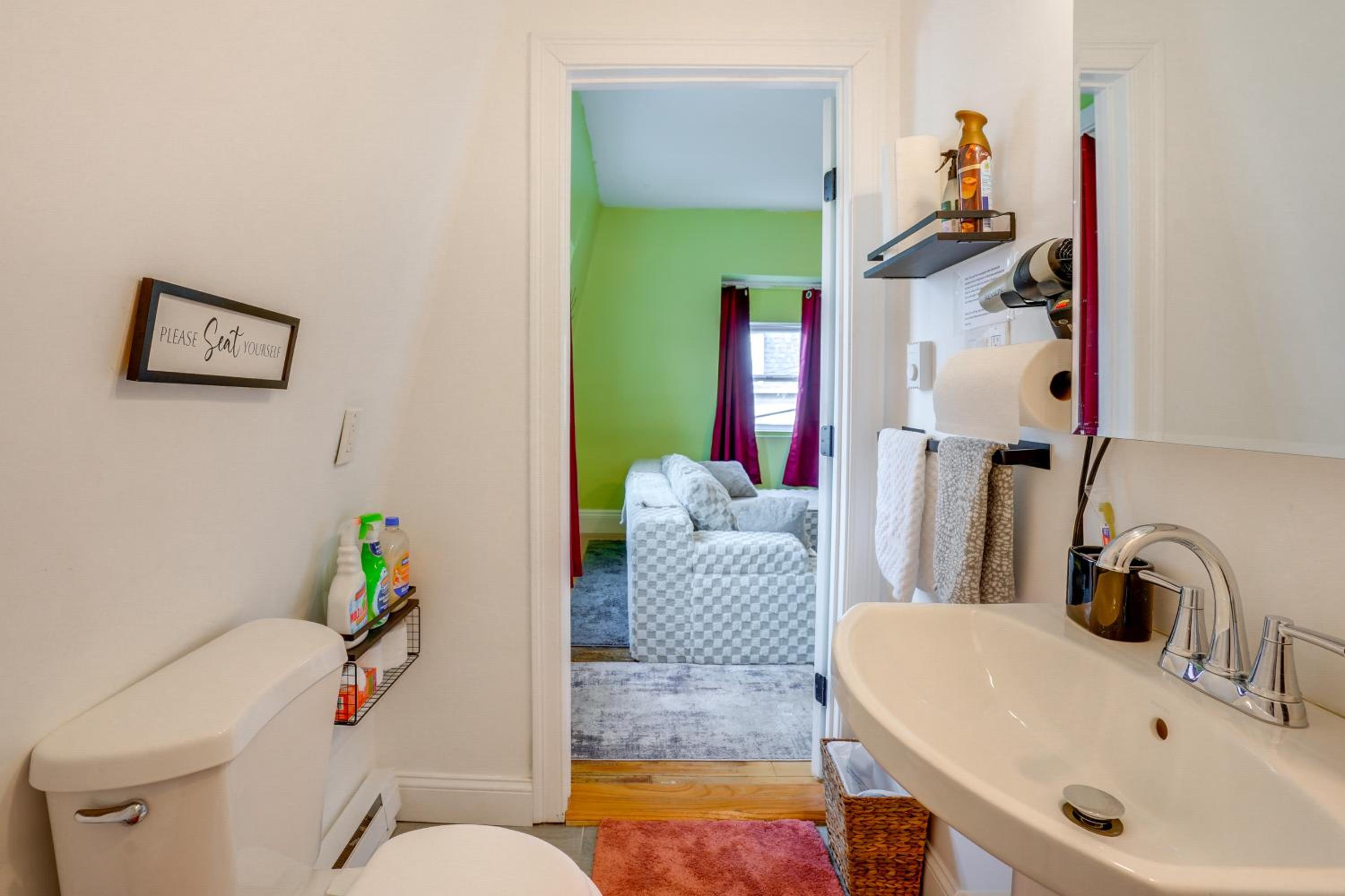 Apt in Historic Lynn Neighborhood 2 Mi to Beach!