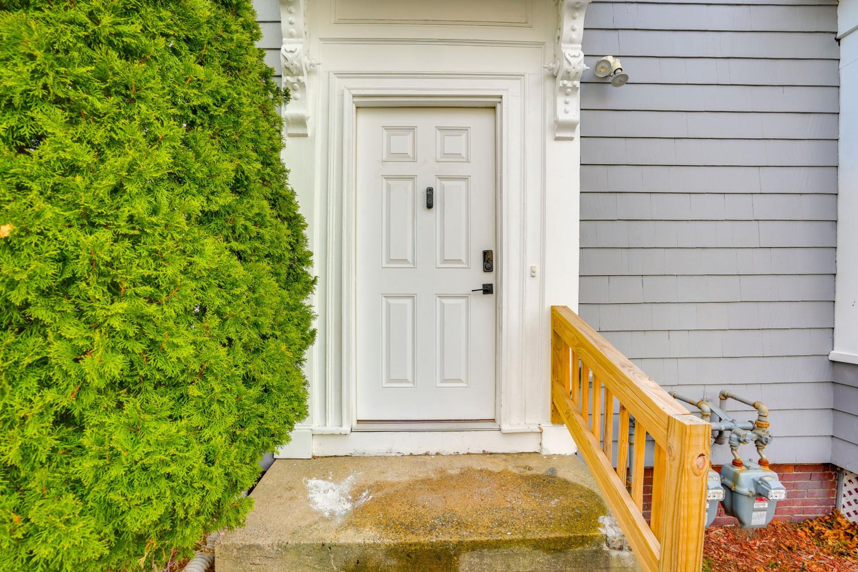 Apt in Historic Lynn Neighborhood 2 Mi to Beach!