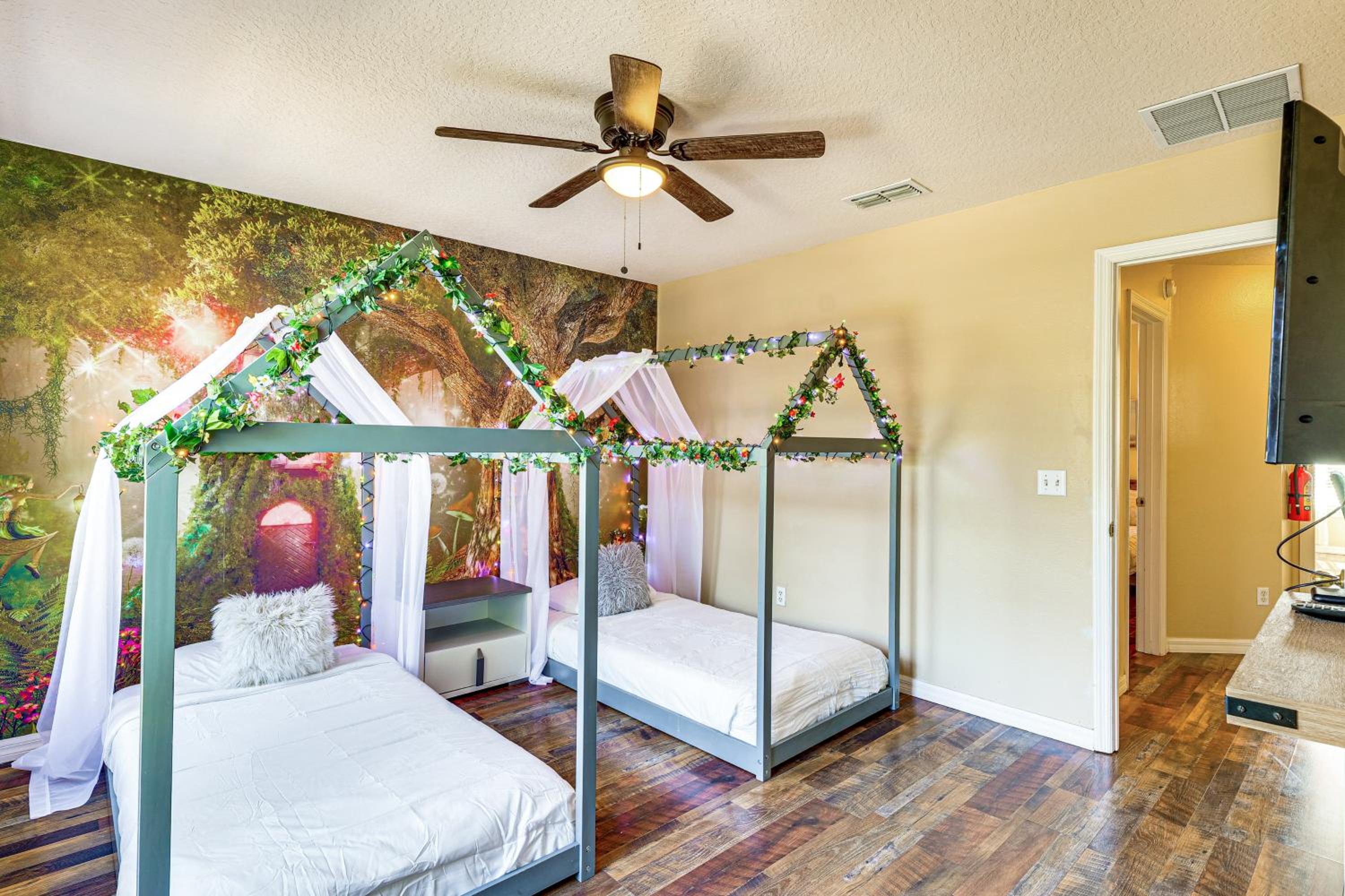 9 Mi to Disney Davenport Home with Pool and Game Room