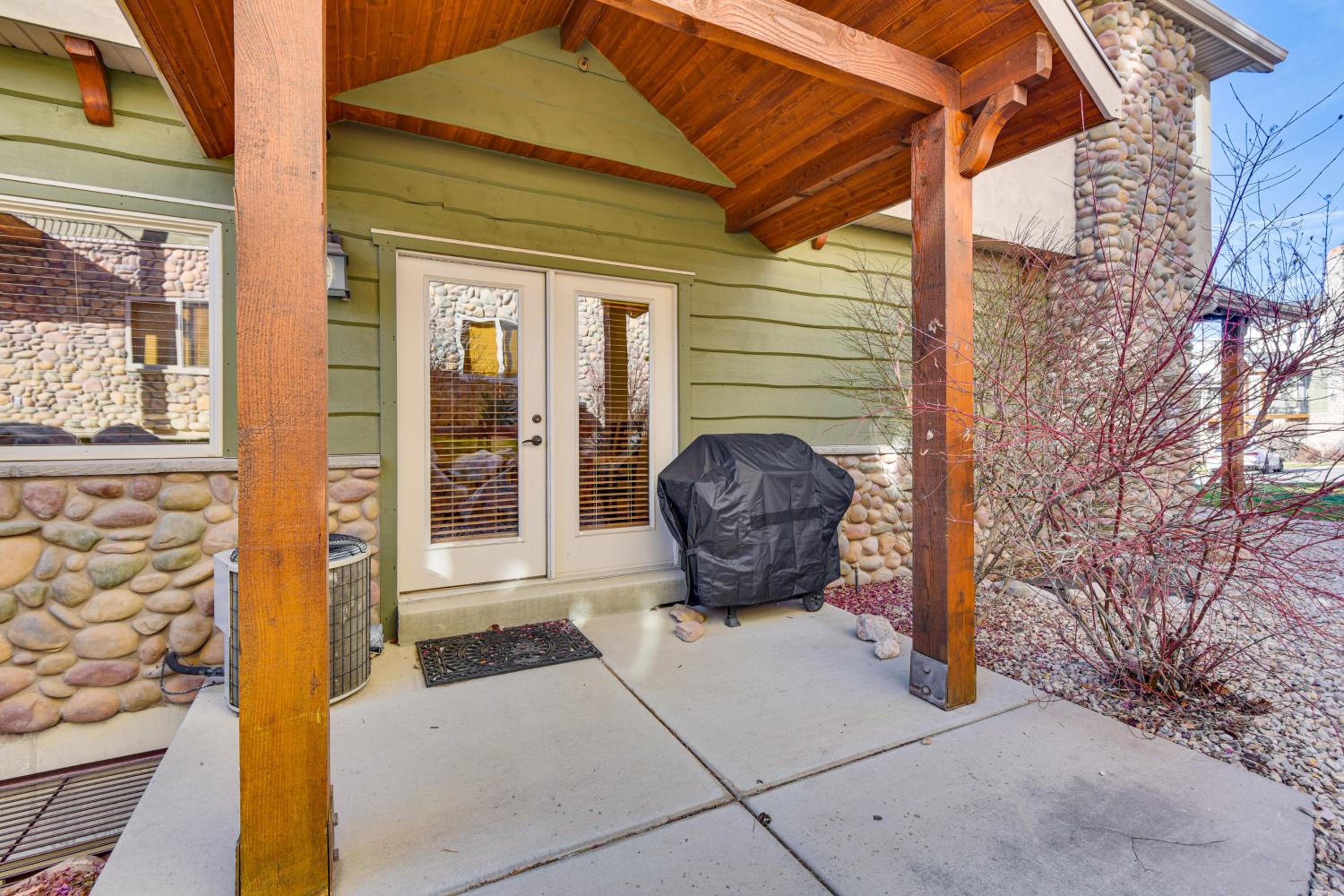 Eden Utah Ski Retreat Near Slopes, Golf and Pool!