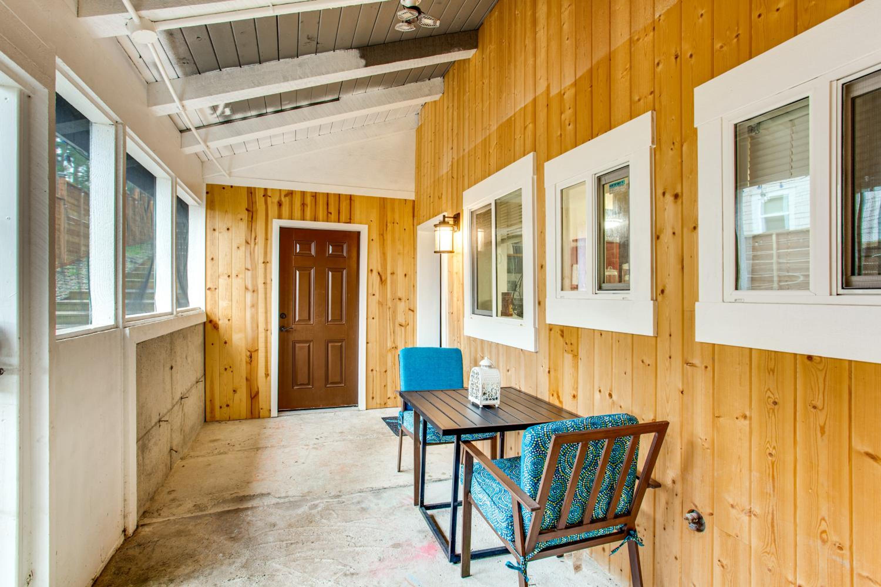 3 Mi to Puget Sound Lakefront Gem with Patio!