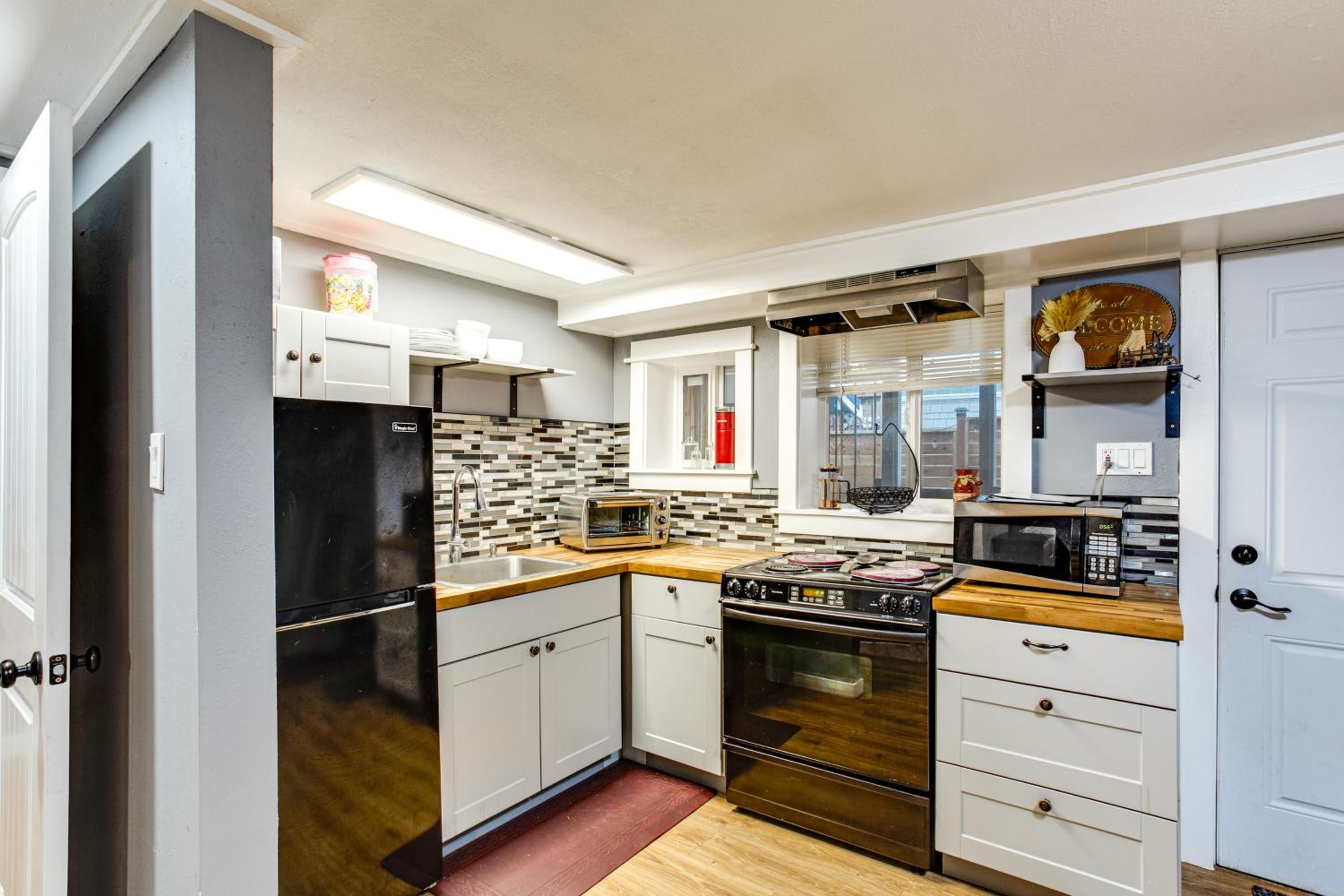 3 Mi to Puget Sound Lakefront Gem with Patio!