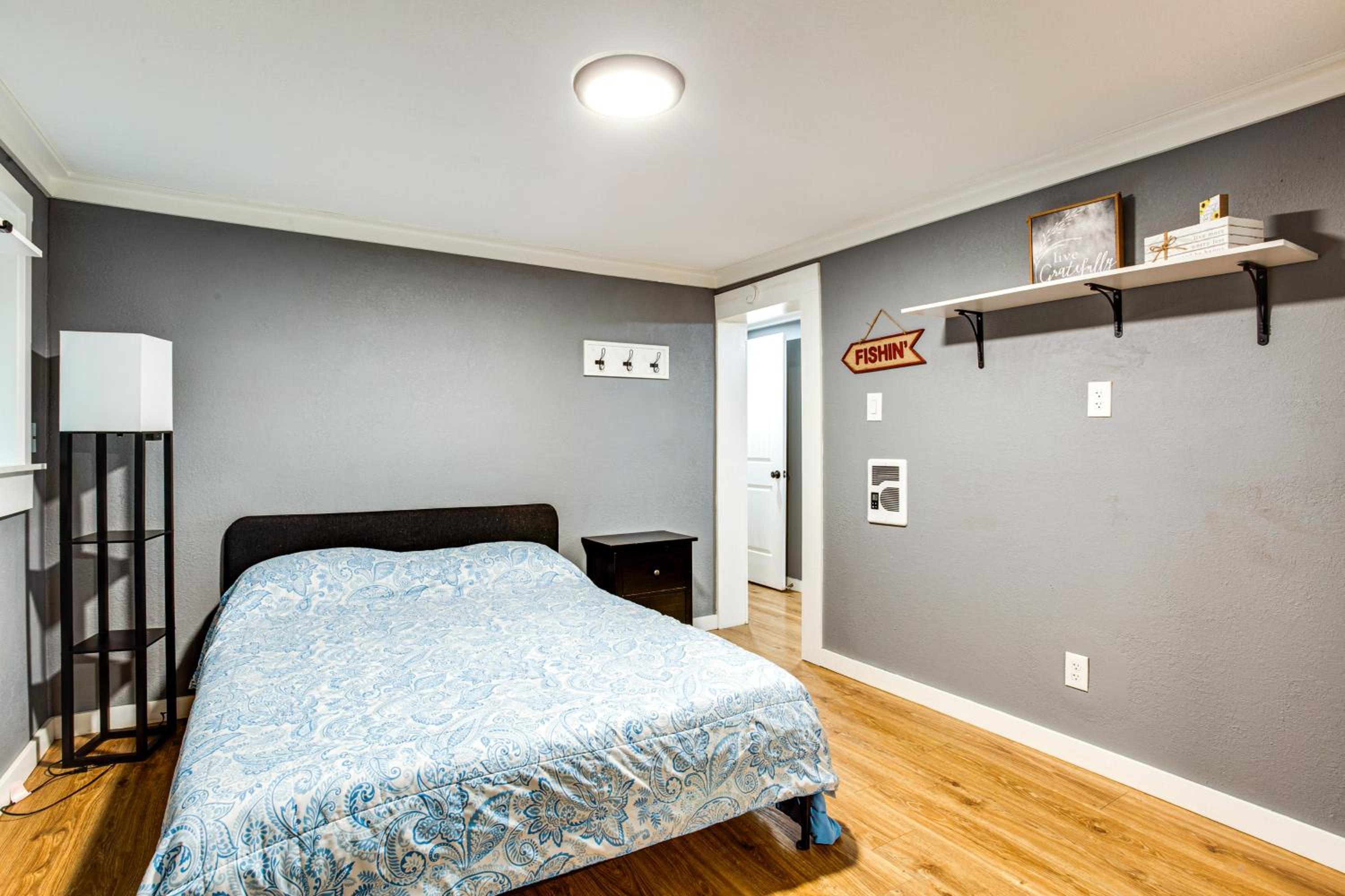 3 Mi to Puget Sound Lakefront Gem with Patio!