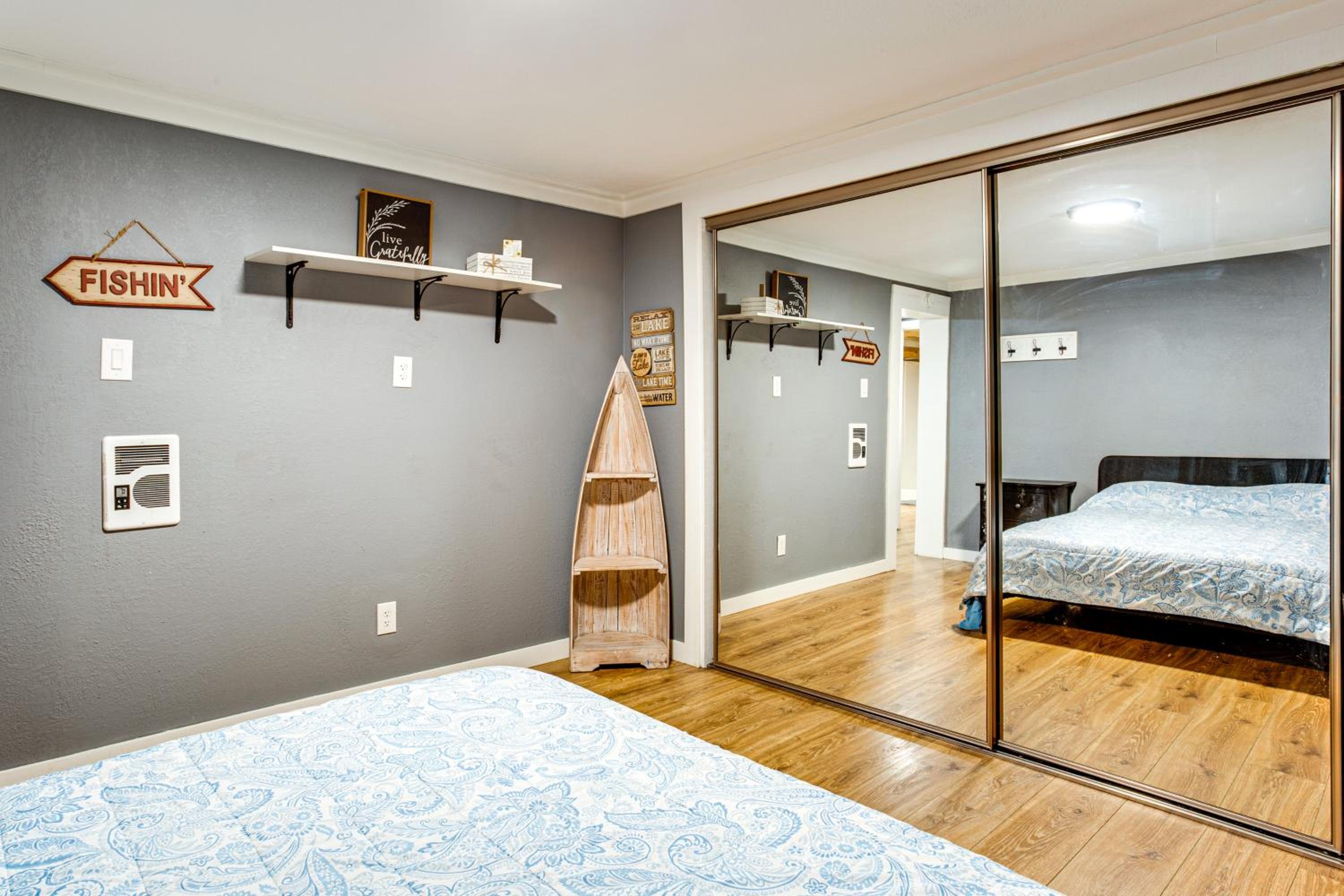 3 Mi to Puget Sound Lakefront Gem with Patio!