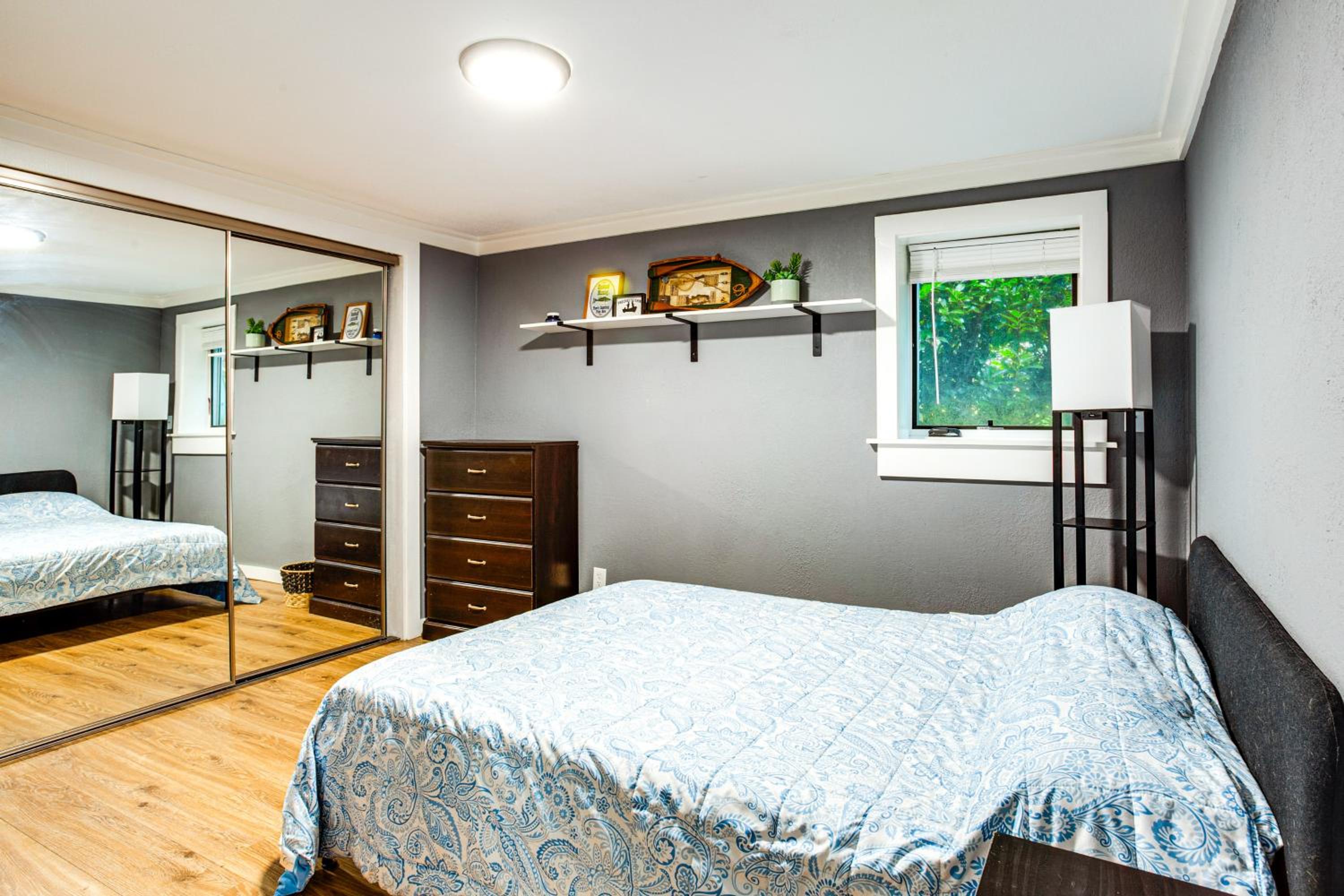 3 Mi to Puget Sound Lakefront Gem with Patio!