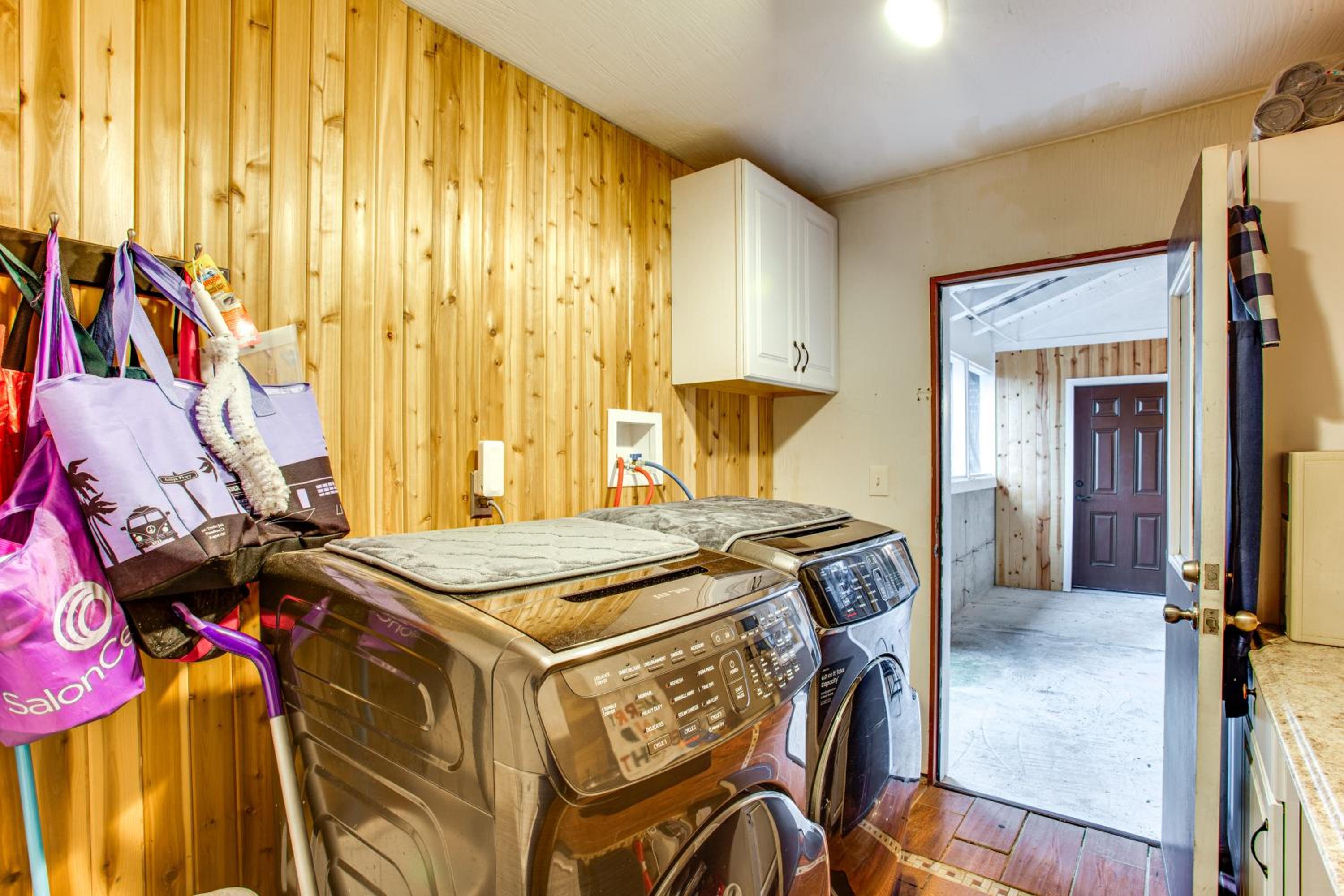3 Mi to Puget Sound Lakefront Gem with Patio!