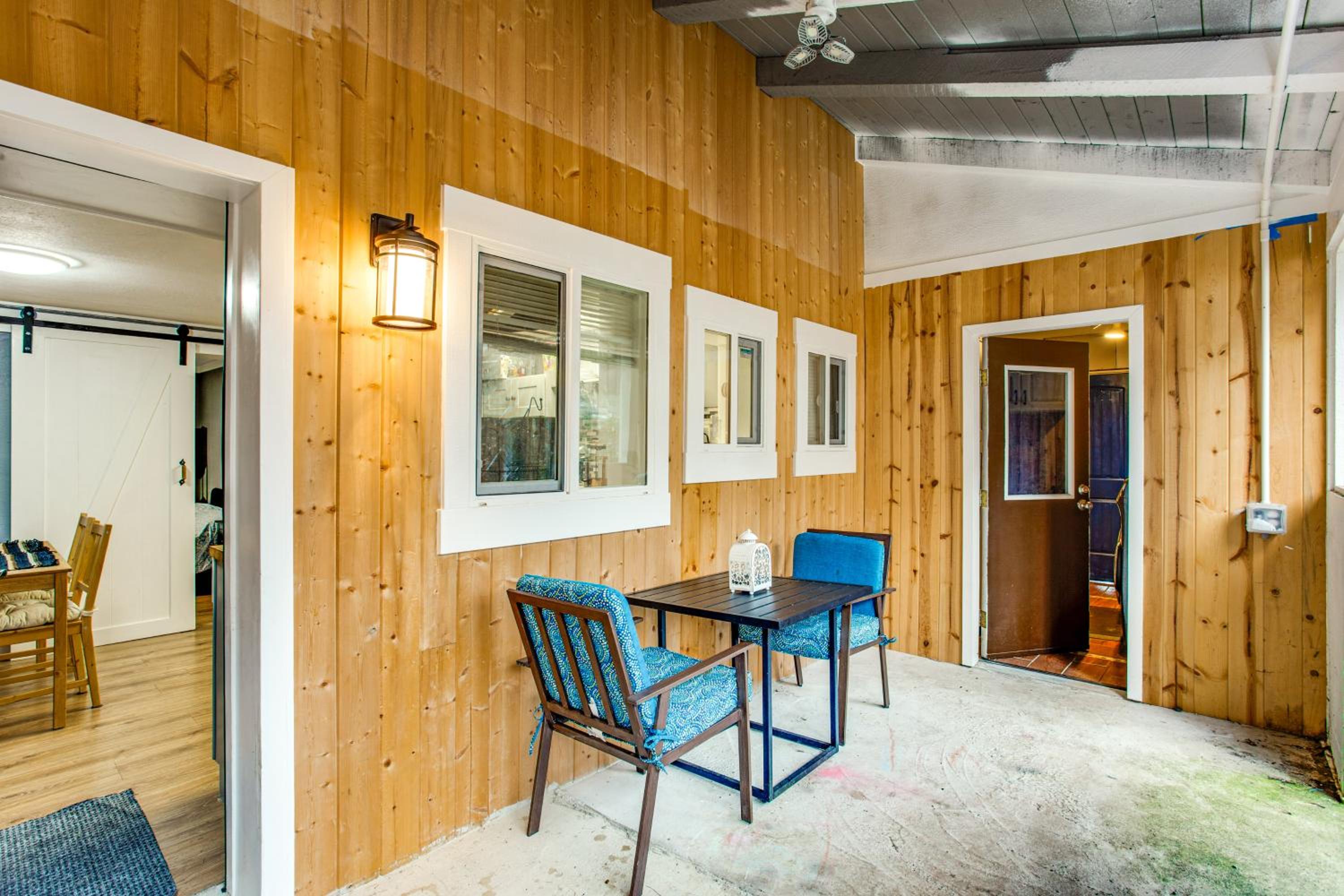 3 Mi to Puget Sound Lakefront Gem with Patio!