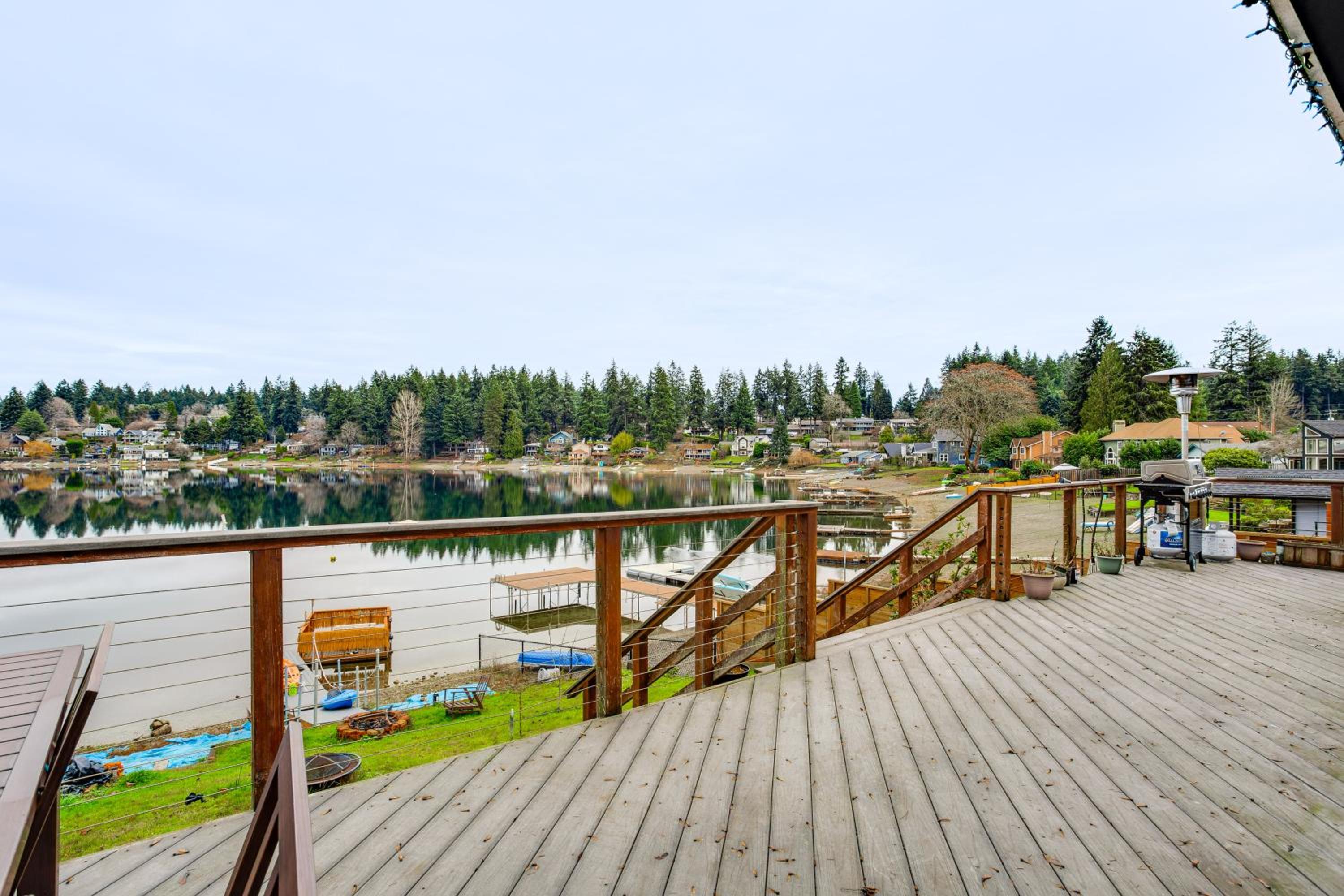3 Mi to Puget Sound Lakefront Gem with Patio!
