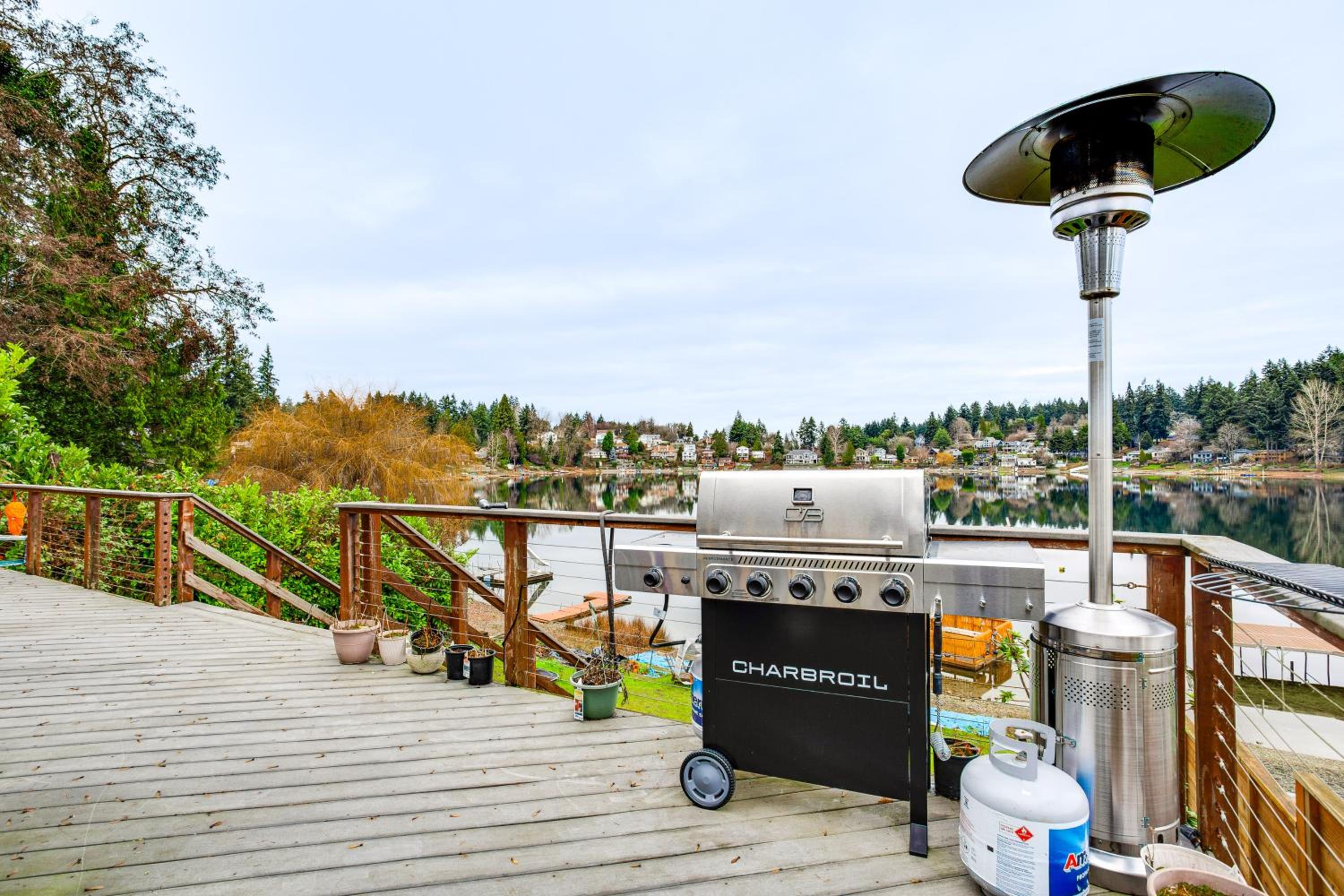 3 Mi to Puget Sound Lakefront Gem with Patio!