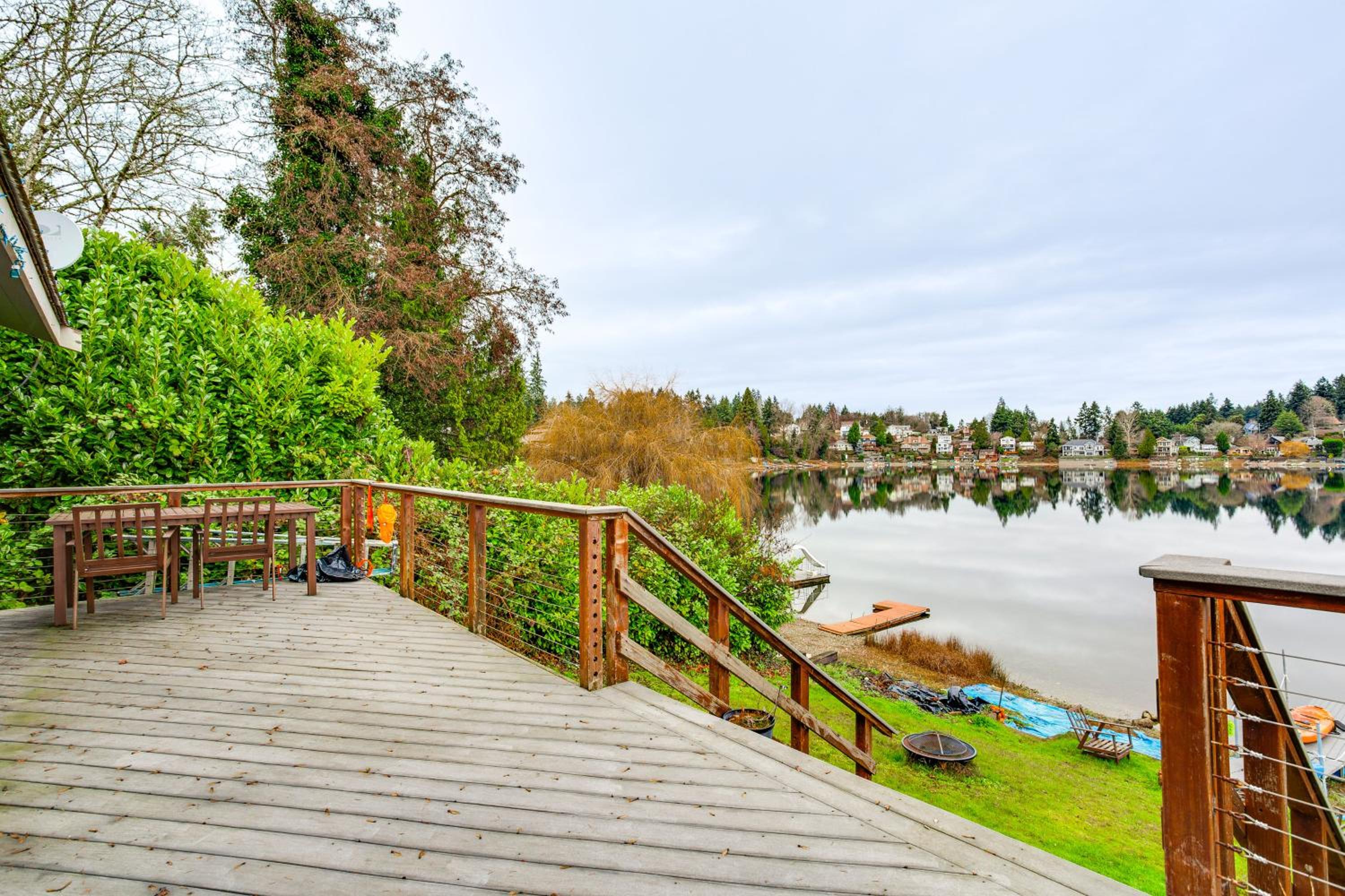 3 Mi to Puget Sound Lakefront Gem with Patio!