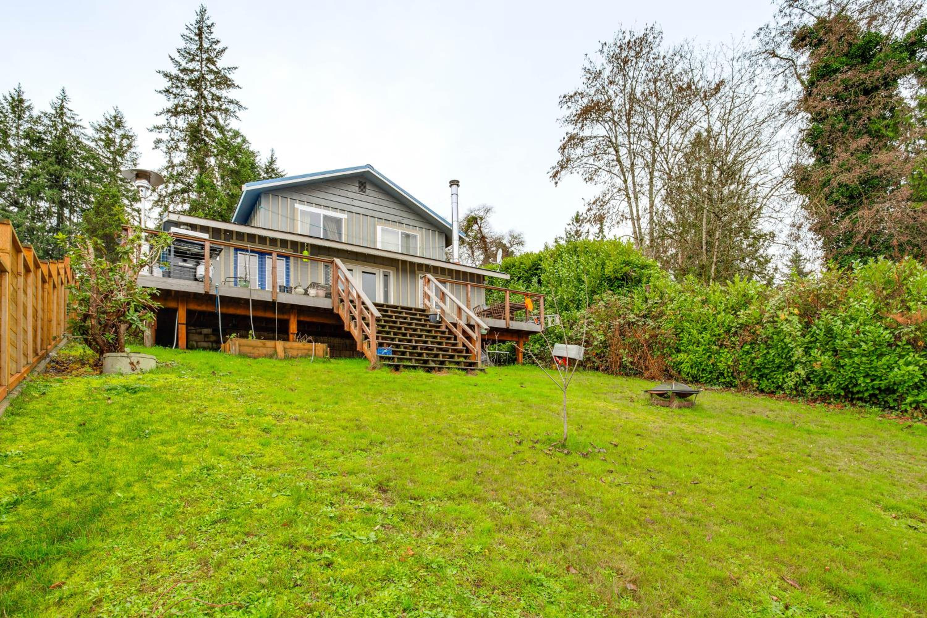 3 Mi to Puget Sound Lakefront Gem with Patio!