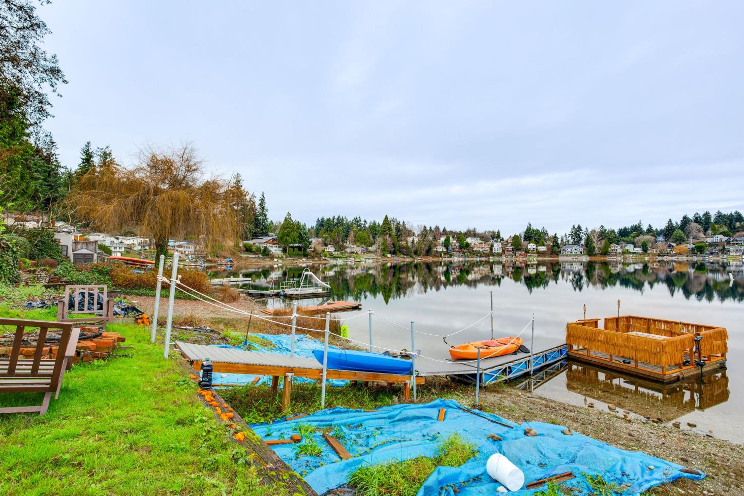 3 Mi to Puget Sound Lakefront Gem with Patio!