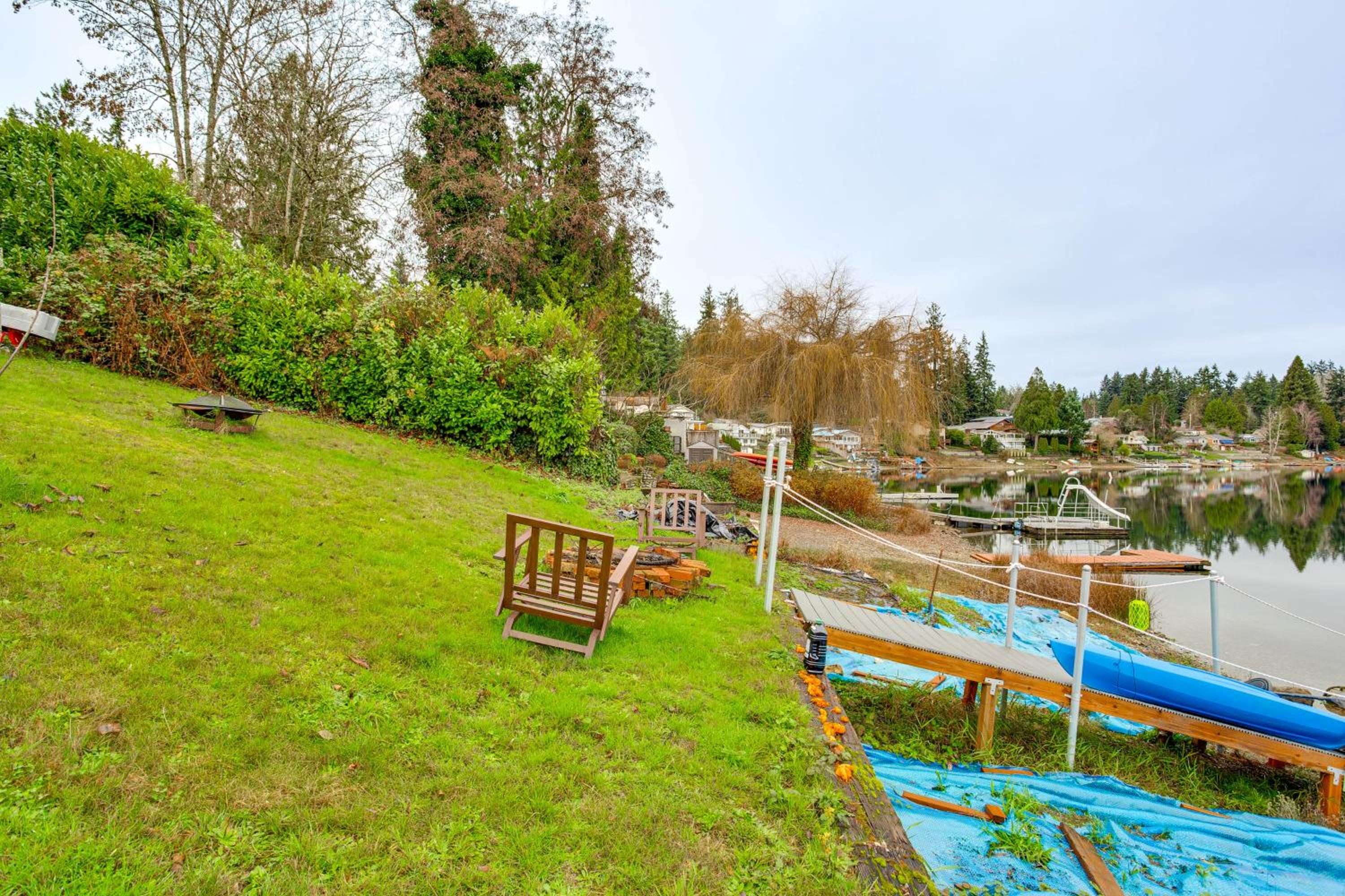 3 Mi to Puget Sound Lakefront Gem with Patio!