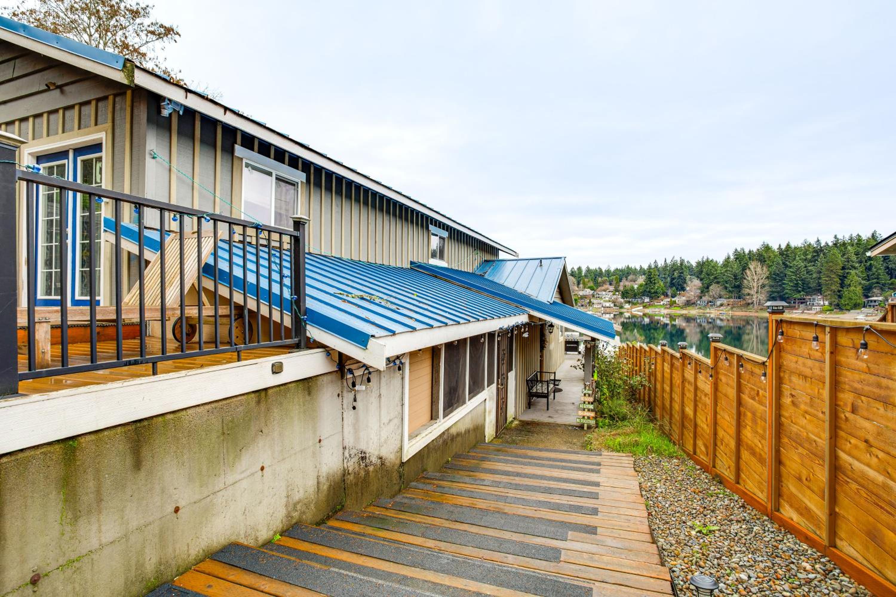 3 Mi to Puget Sound Lakefront Gem with Patio!