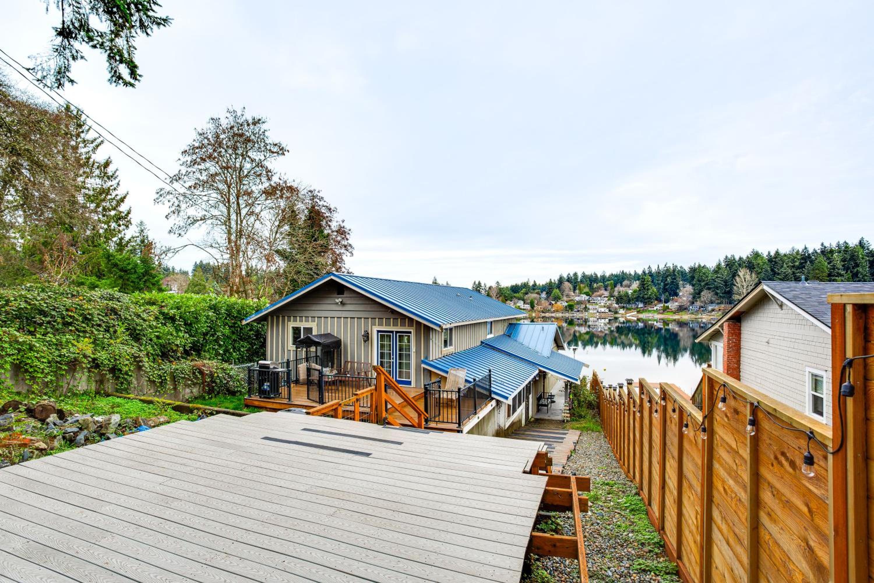 3 Mi to Puget Sound Lakefront Gem with Patio!