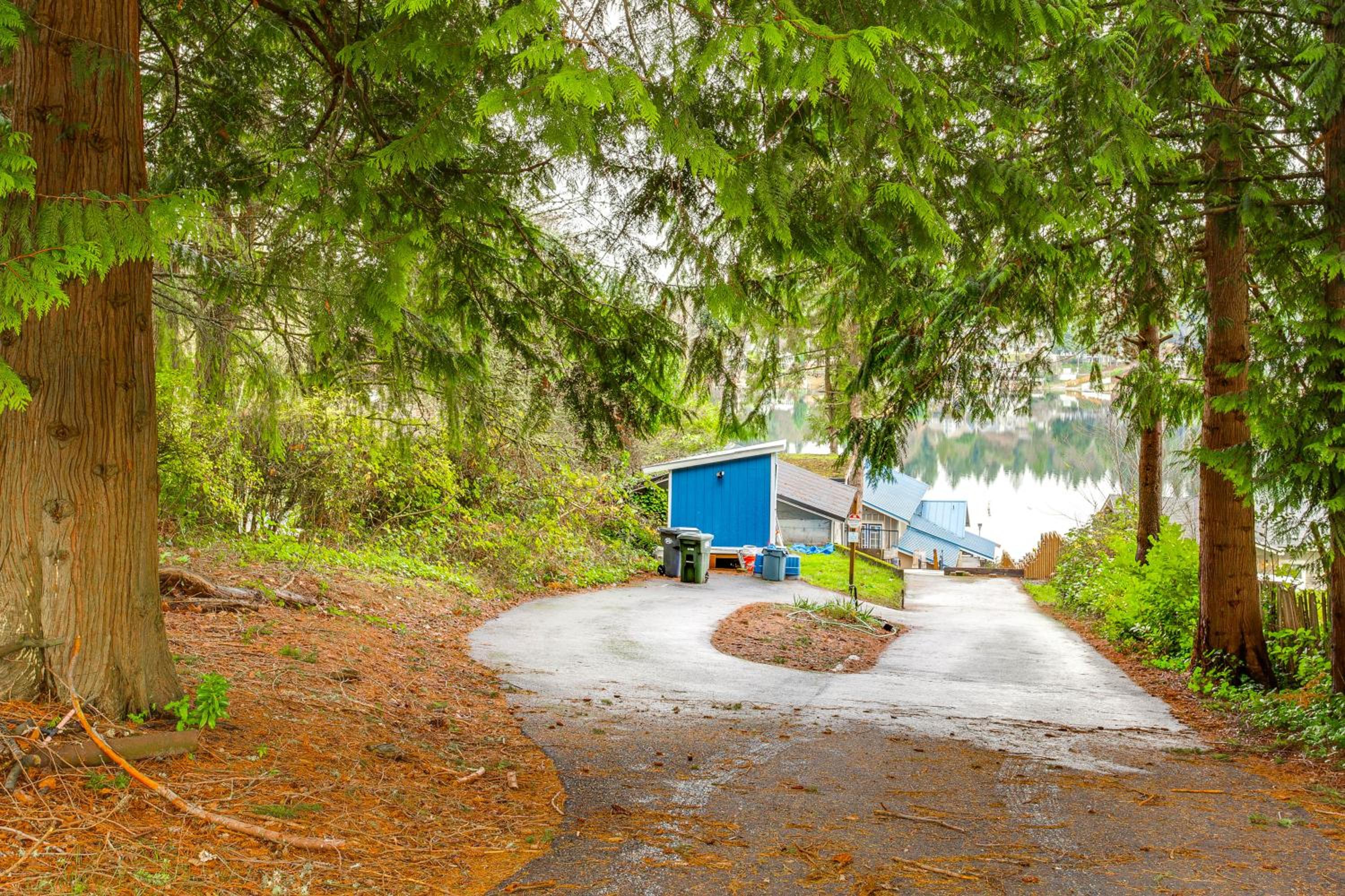 3 Mi to Puget Sound Lakefront Gem with Patio!