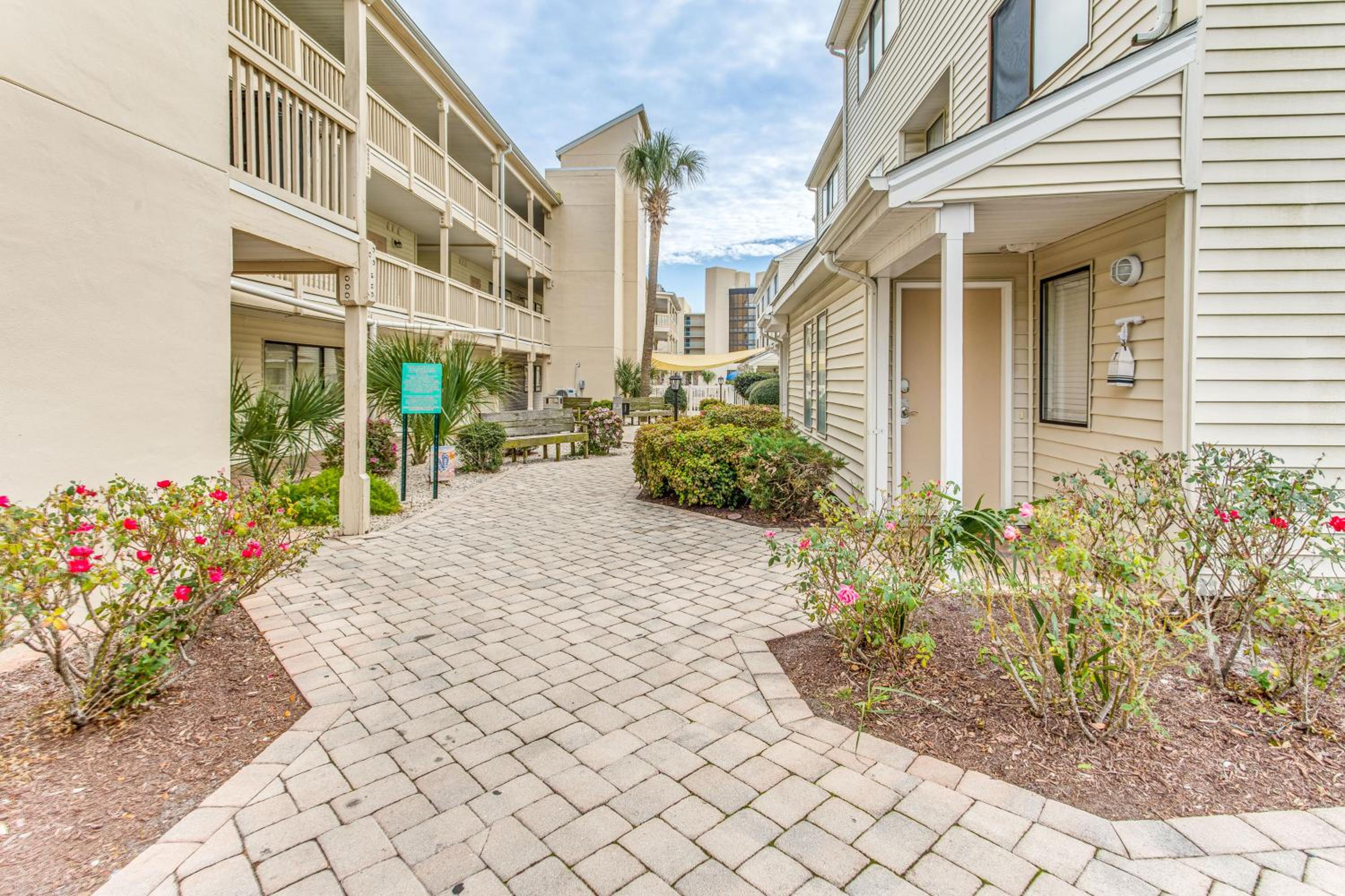 Golf, Explore and Walk to Shore! Myrtle Beach Unit