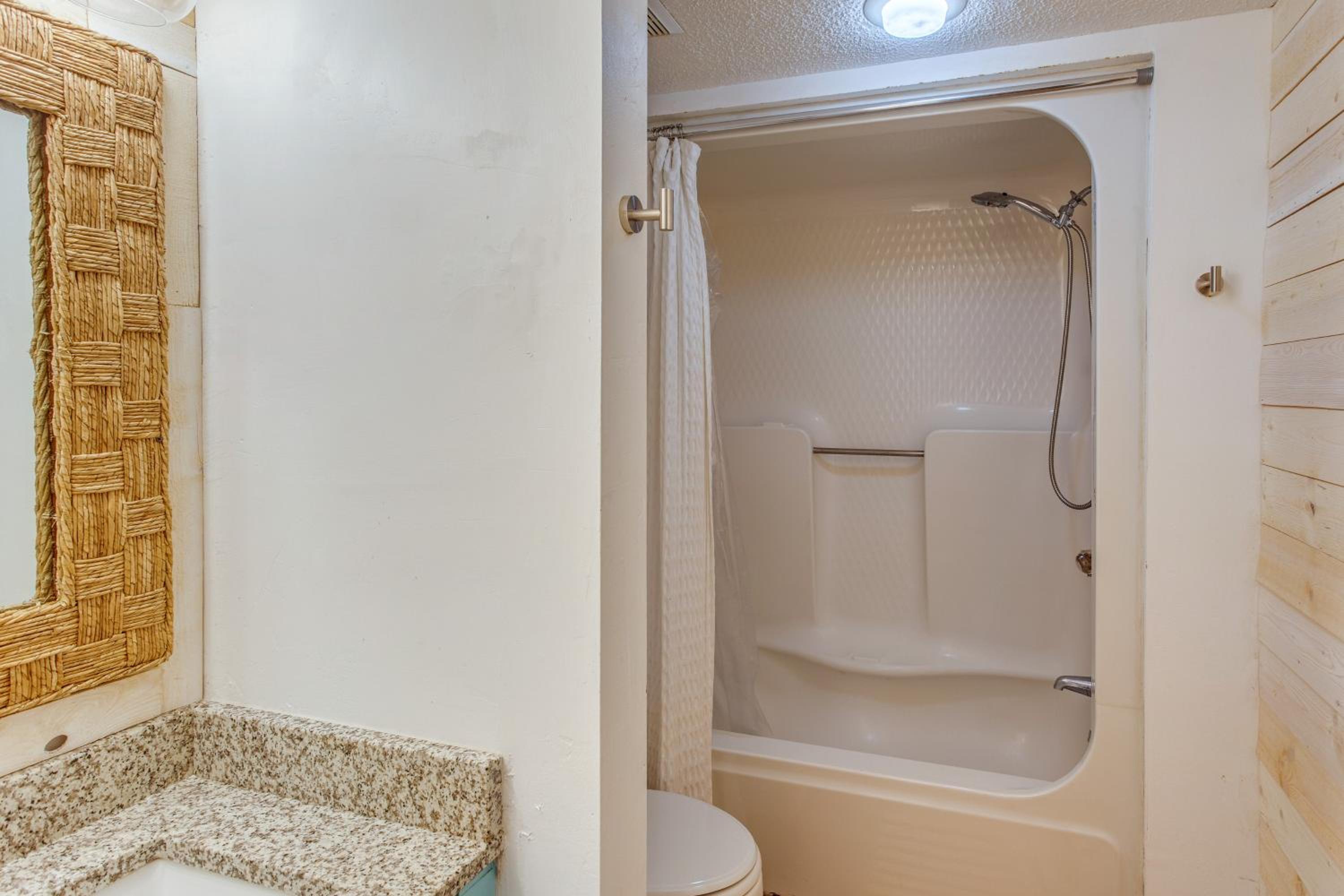 Golf, Explore and Walk to Shore! Myrtle Beach Unit