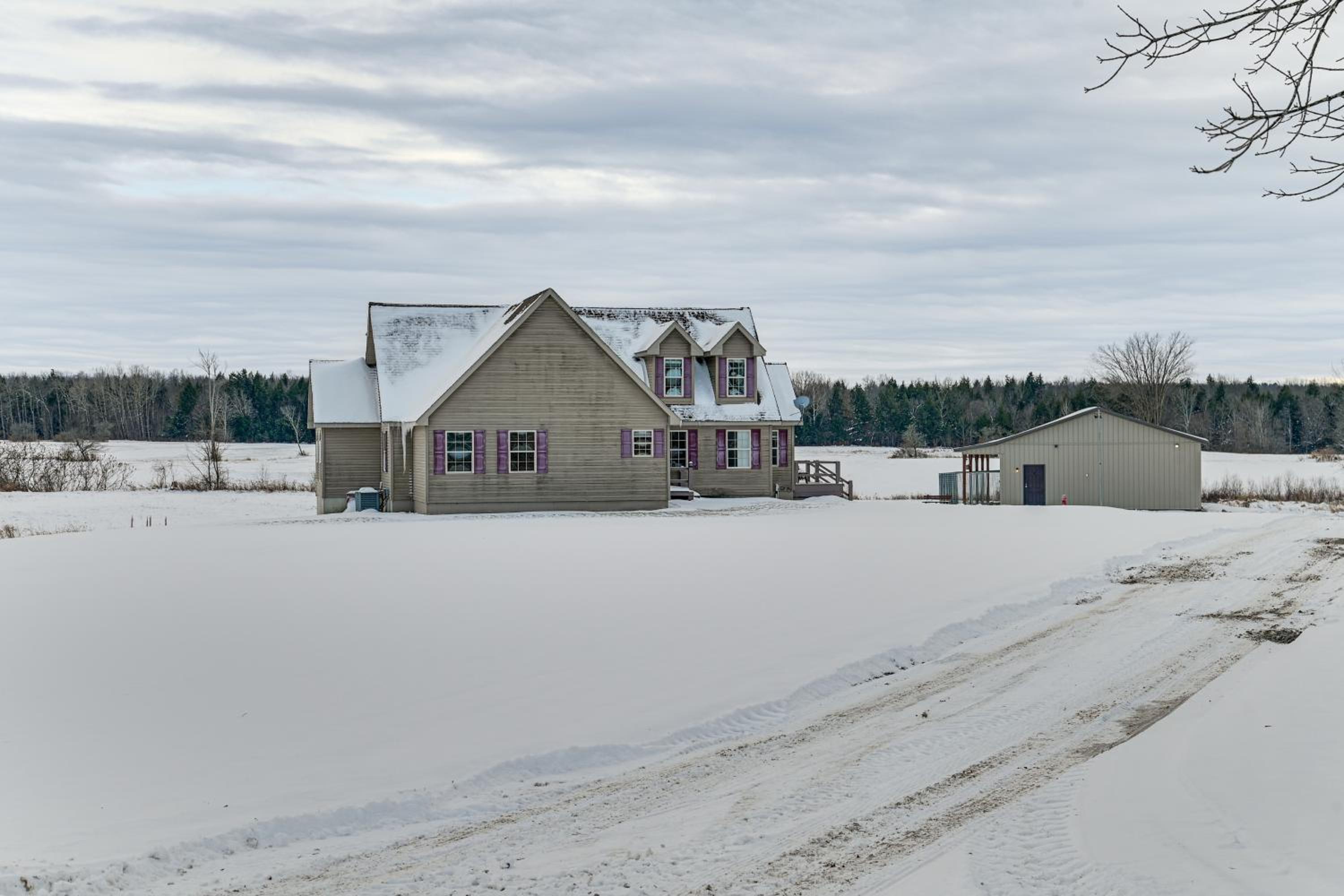 Backcountry Living Home Near Hiking in Sprakers!