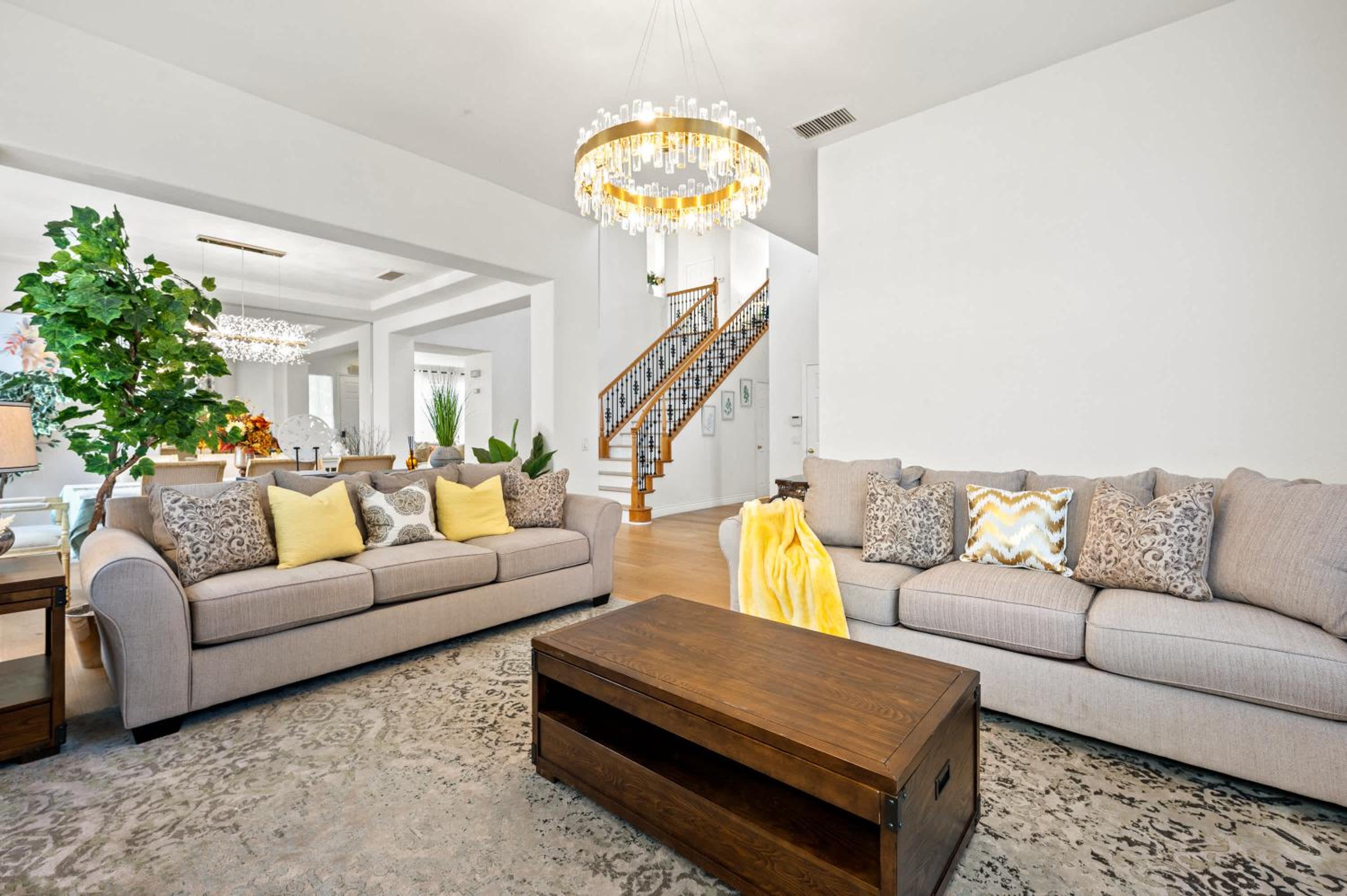 Luxury Hilltop Home Spacious Private Backyard