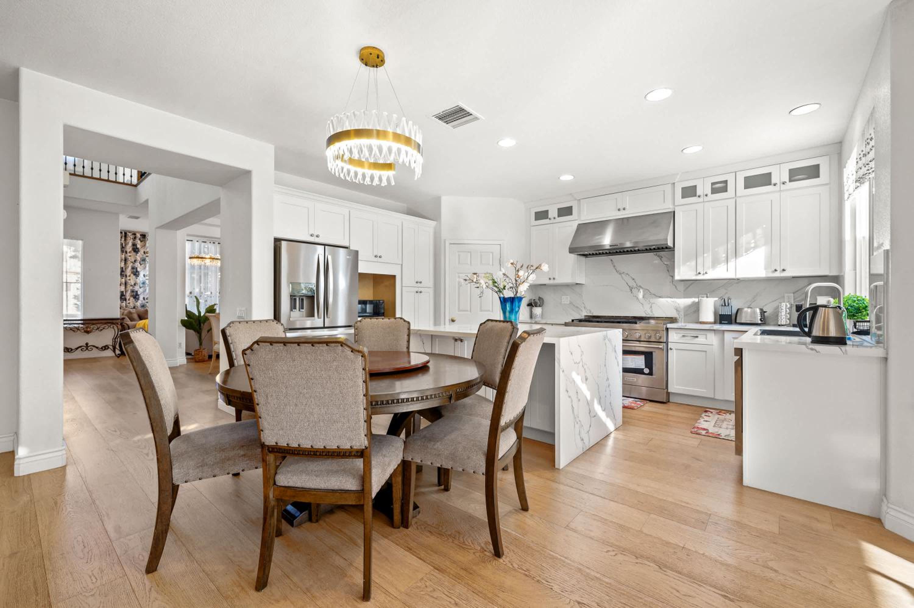 Luxury Hilltop Home Spacious Private Backyard