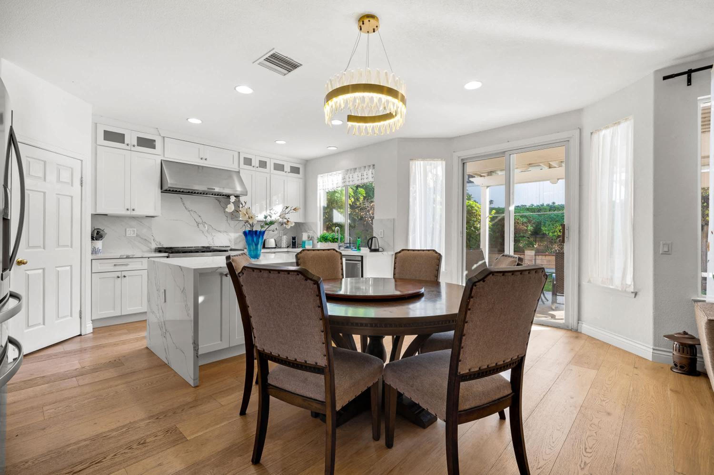 Luxury Hilltop Home Spacious Private Backyard