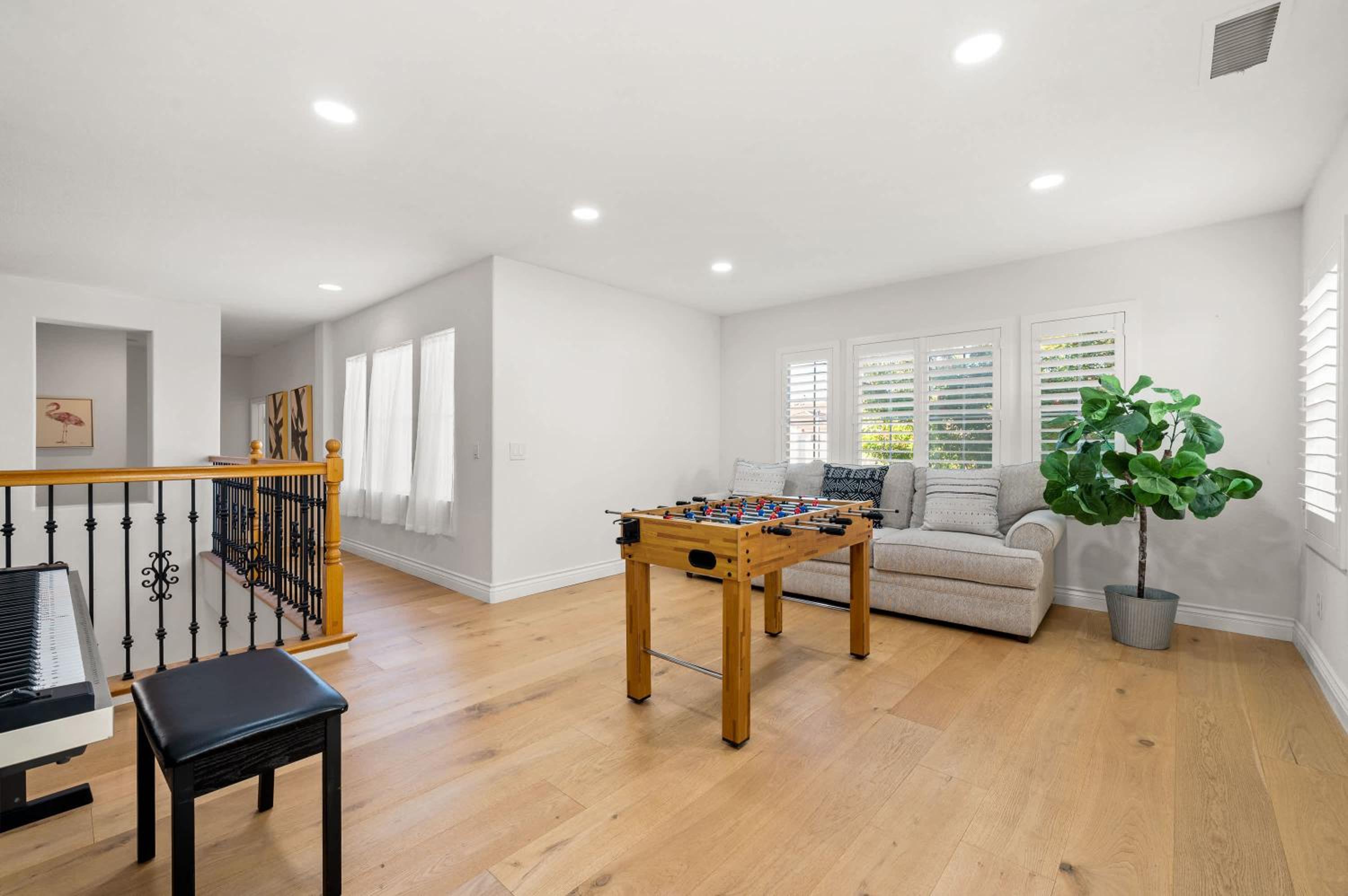 Luxury Hilltop Home Spacious Private Backyard
