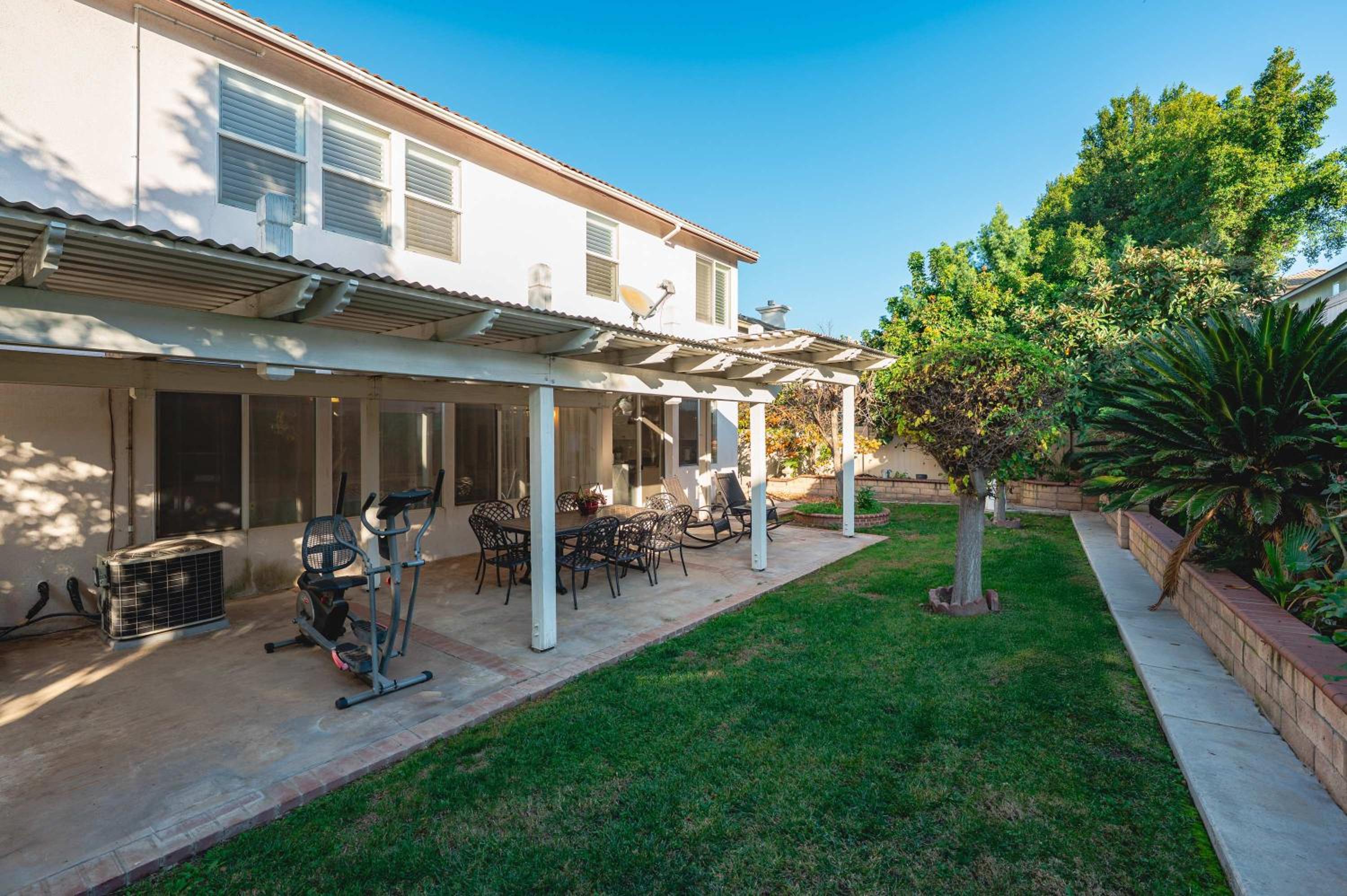 Luxury Hilltop Home Spacious Private Backyard