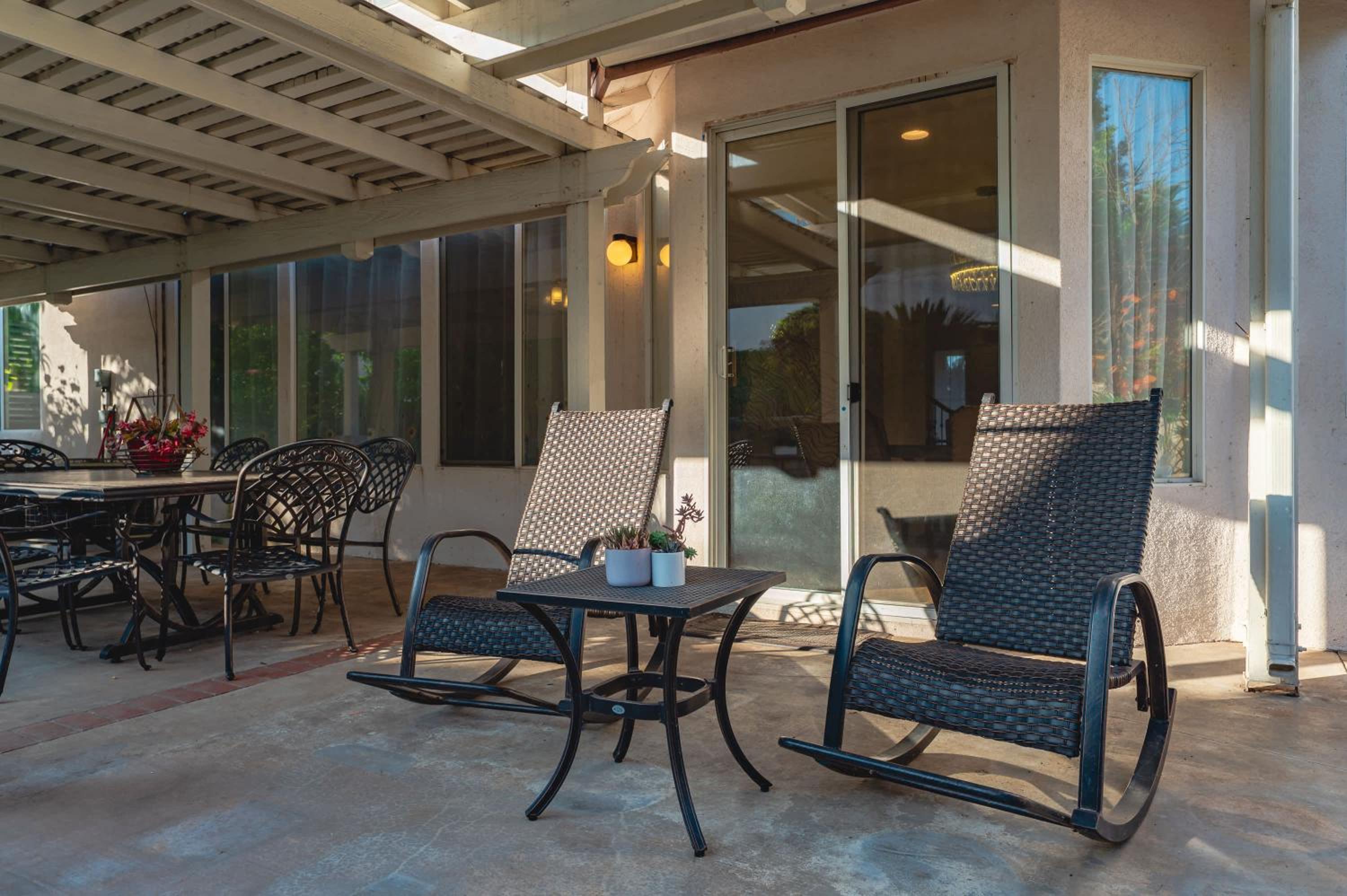 Luxury Hilltop Home Spacious Private Backyard