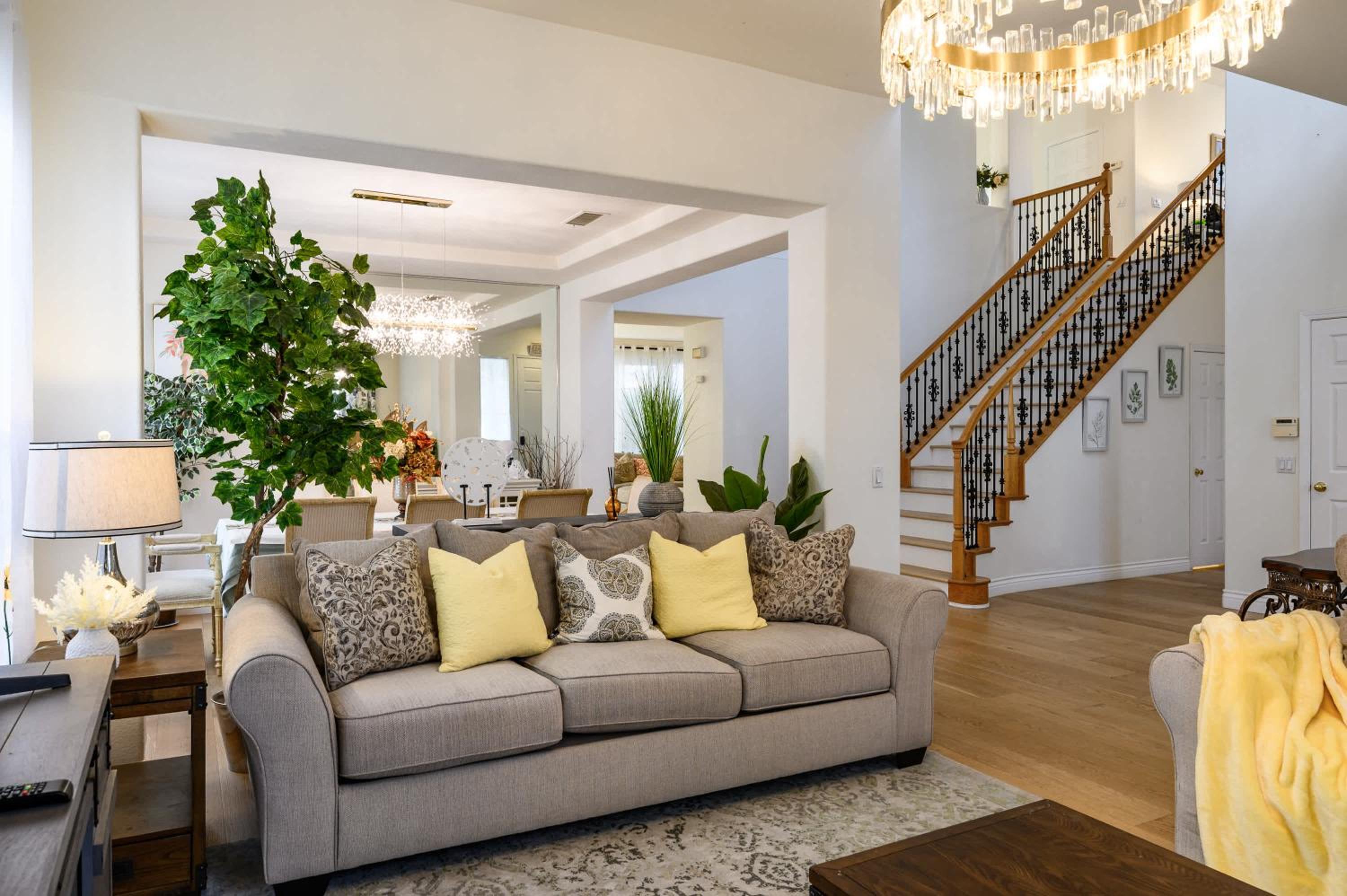 Luxury Hilltop Home Spacious Private Backyard