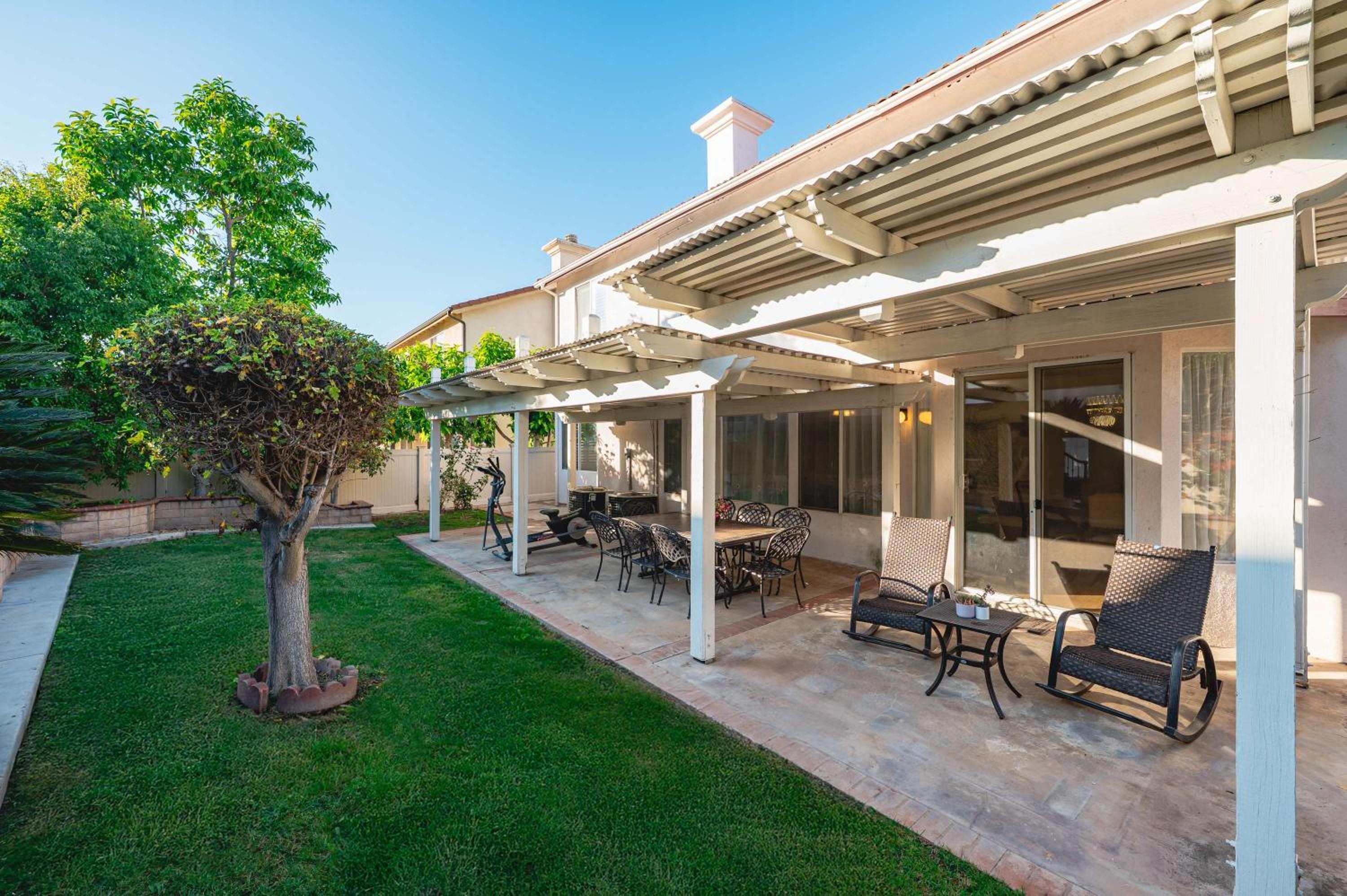 Luxury Hilltop Home Spacious Private Backyard