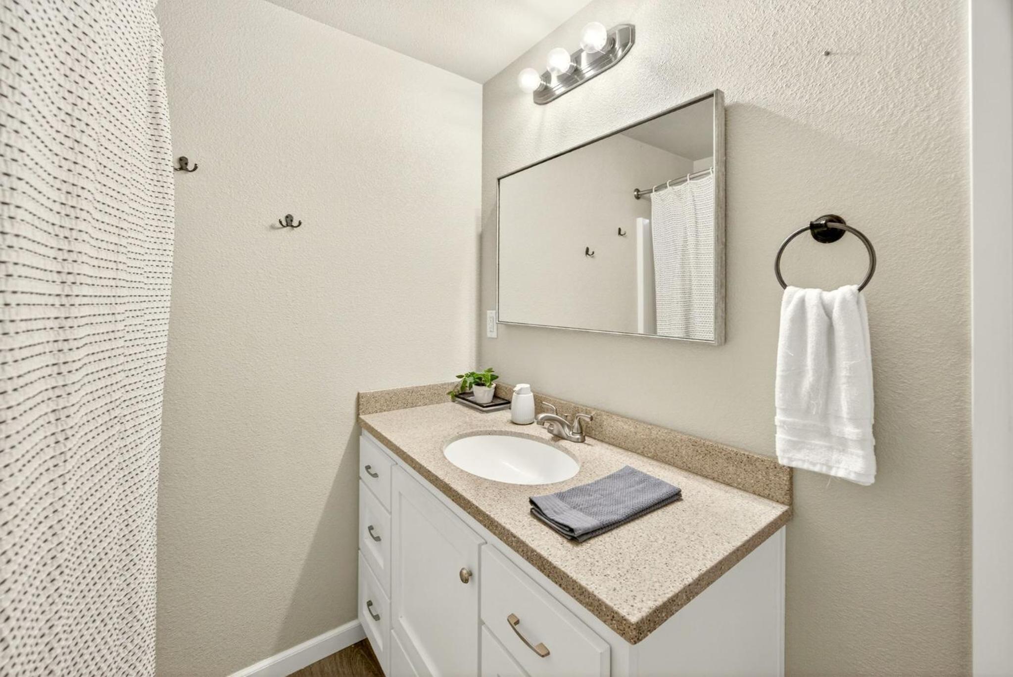 Clearview Comfort- 3BR near Airport!