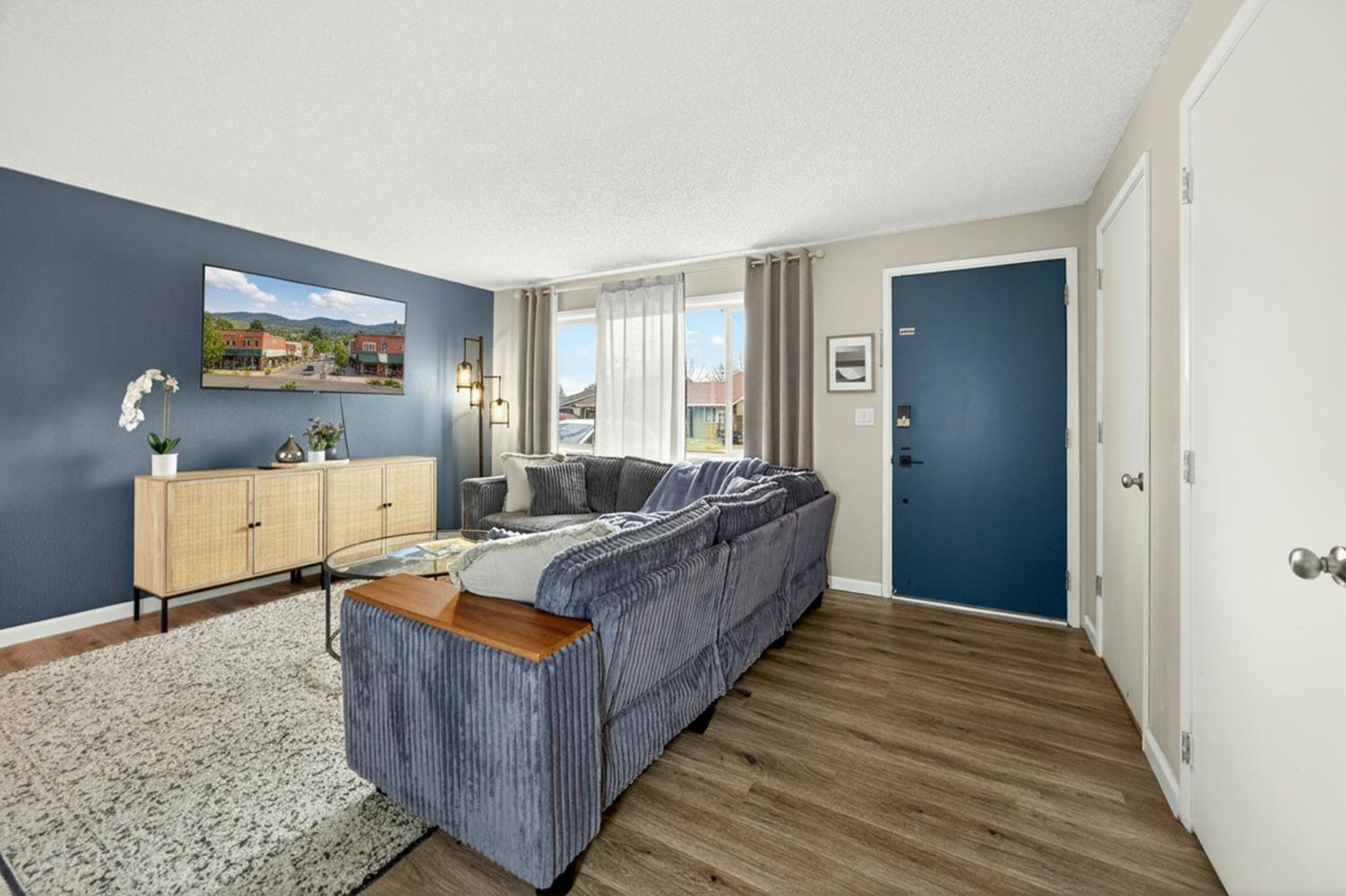 Clearview Comfort- 3BR near Airport!