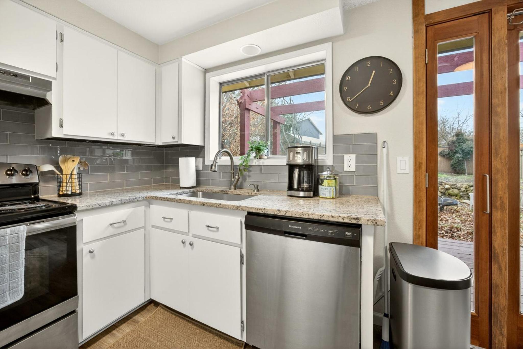 Clearview Comfort- 3BR near Airport!