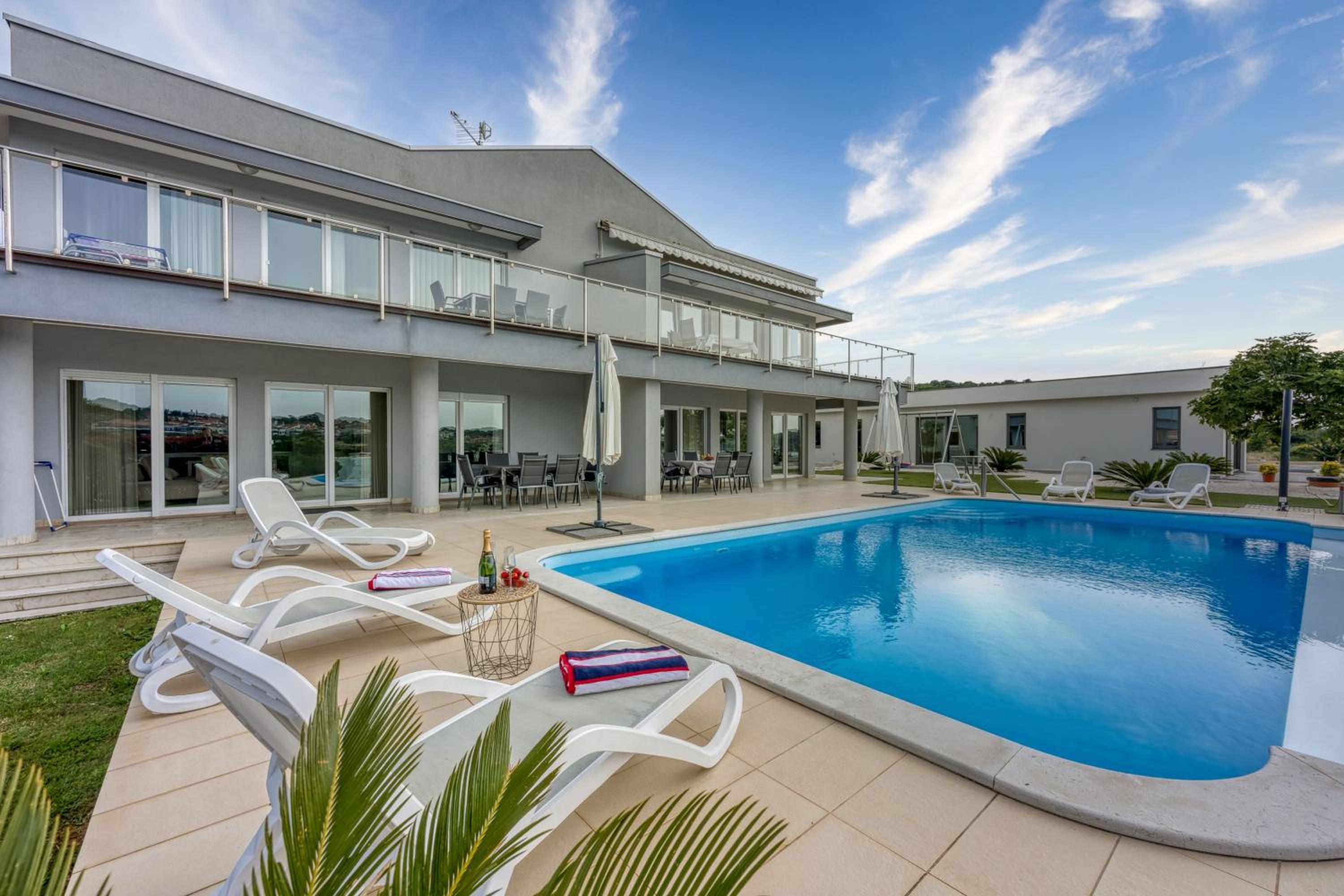 Elegant Panoramic Seaview Apartments