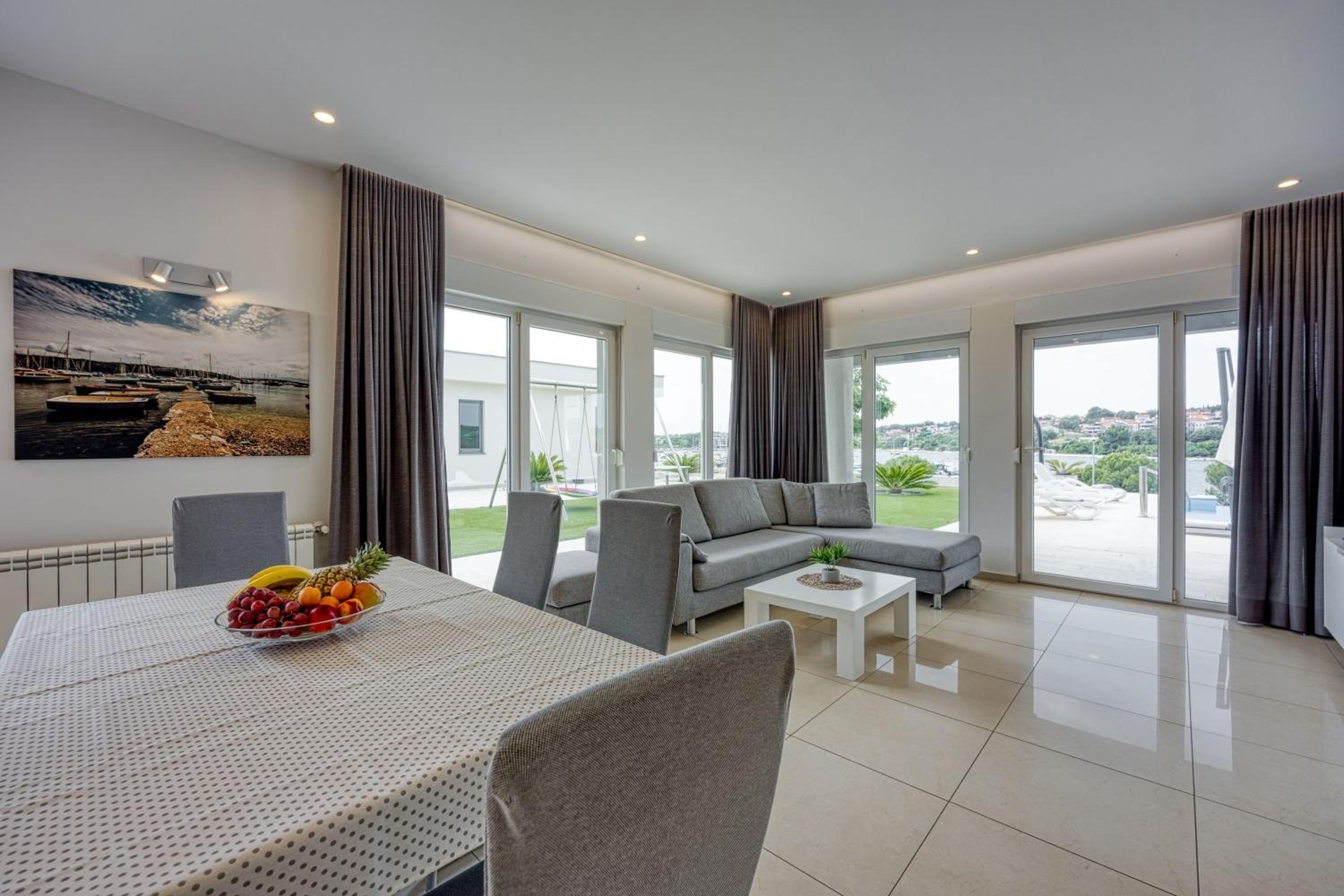 Elegant Panoramic Seaview Apartments