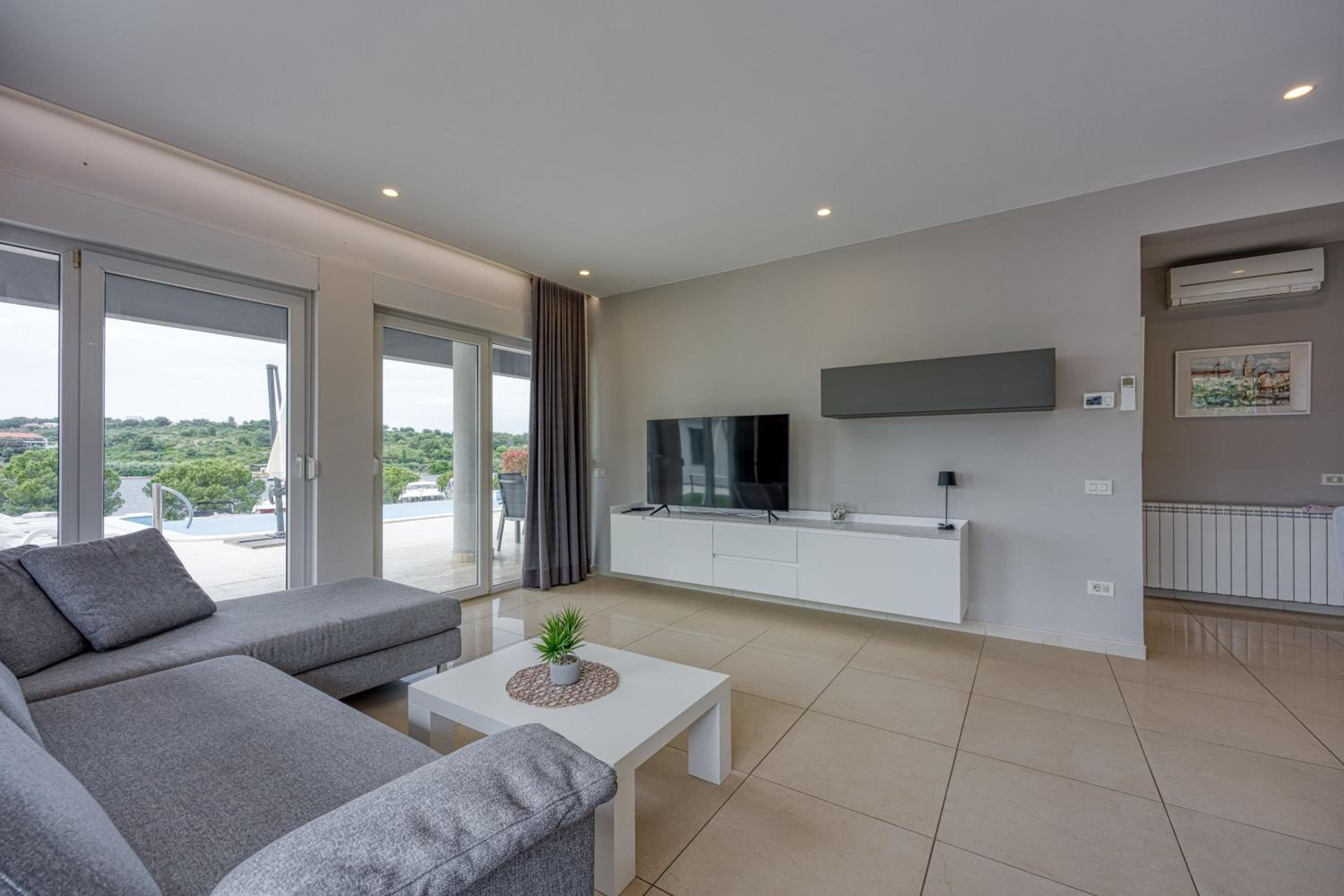 Elegant Panoramic Seaview Apartments