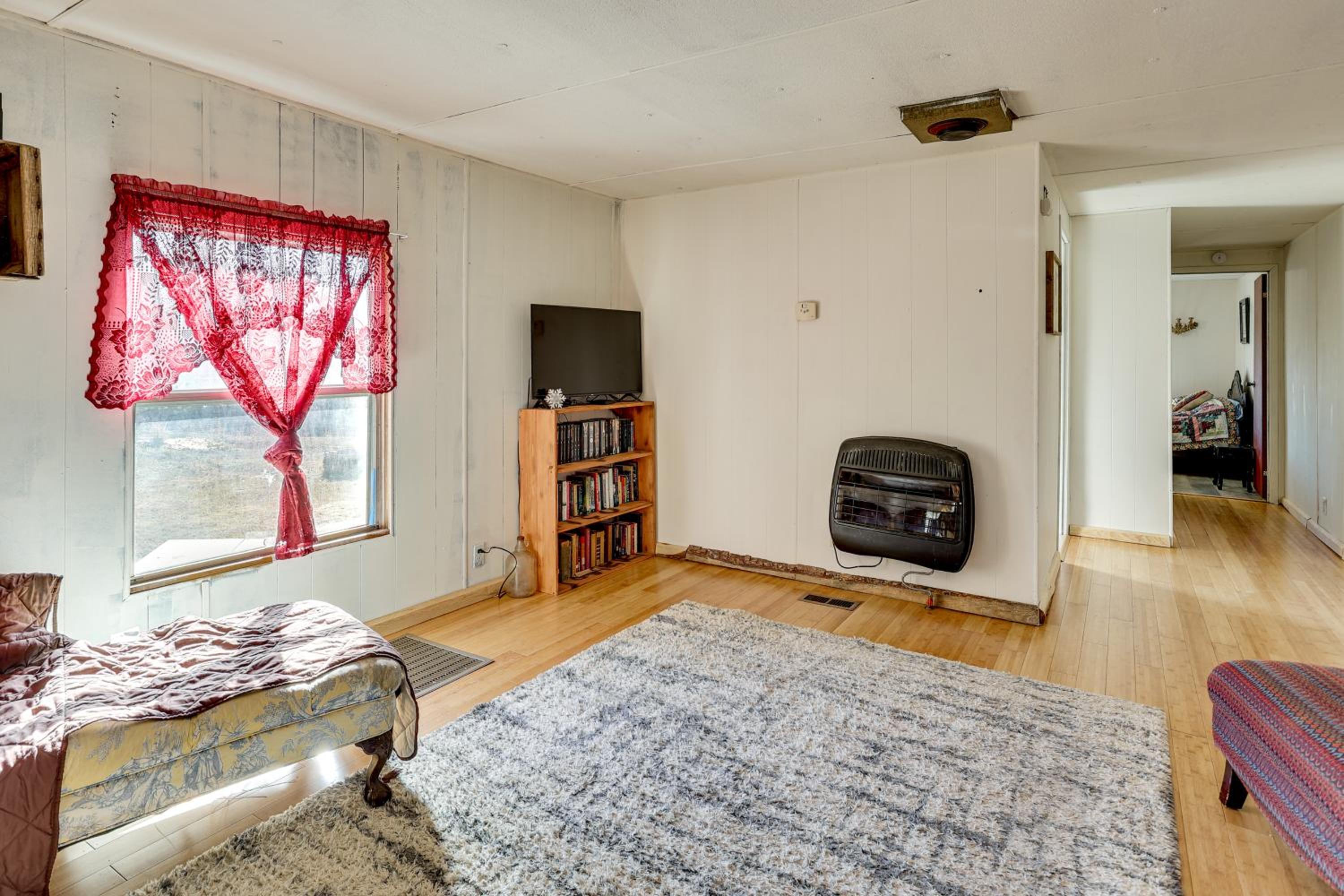 Antique Farmhouse in Bethel Springs on Half-Acre