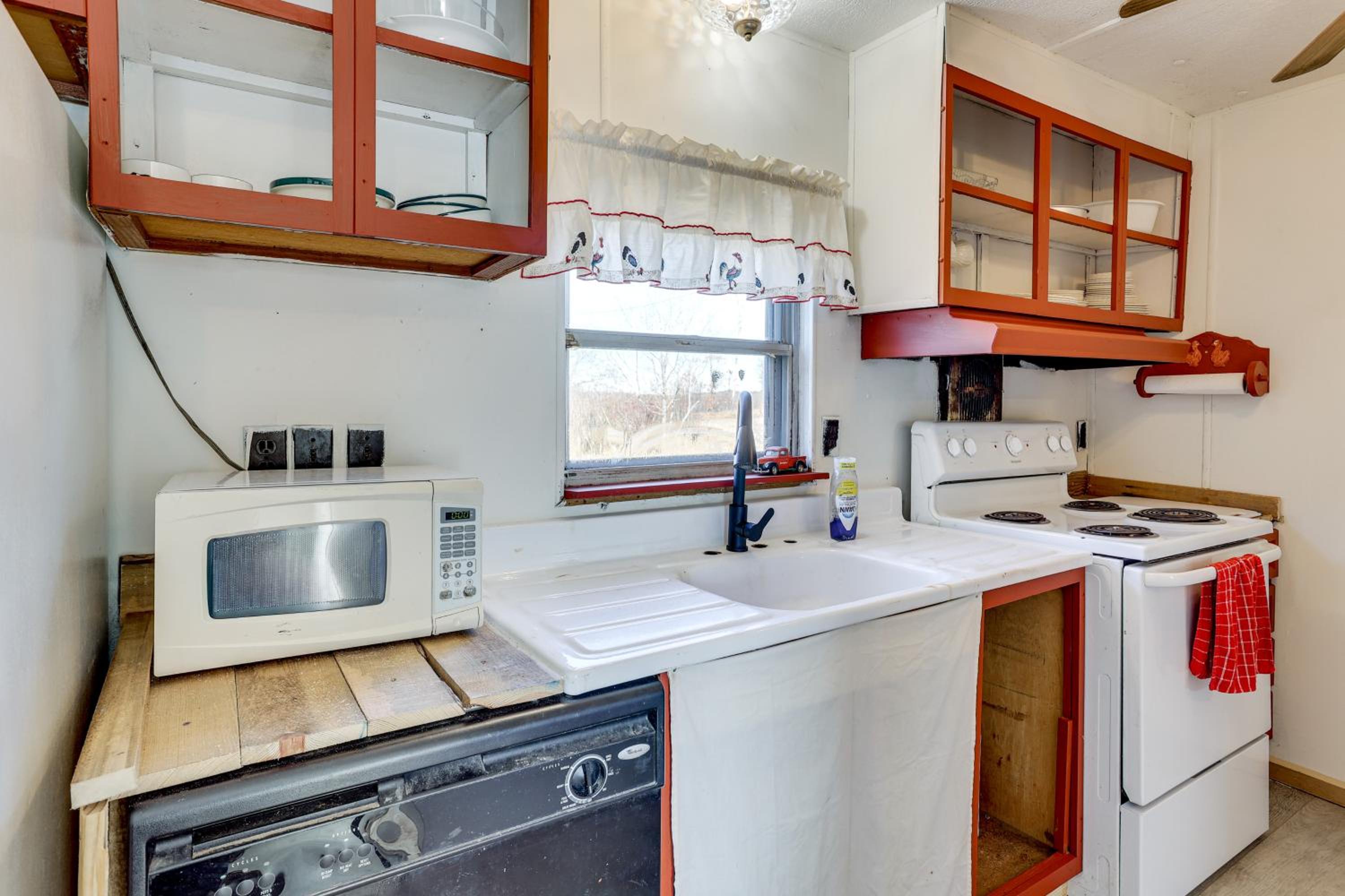 Antique Farmhouse in Bethel Springs on Half-Acre
