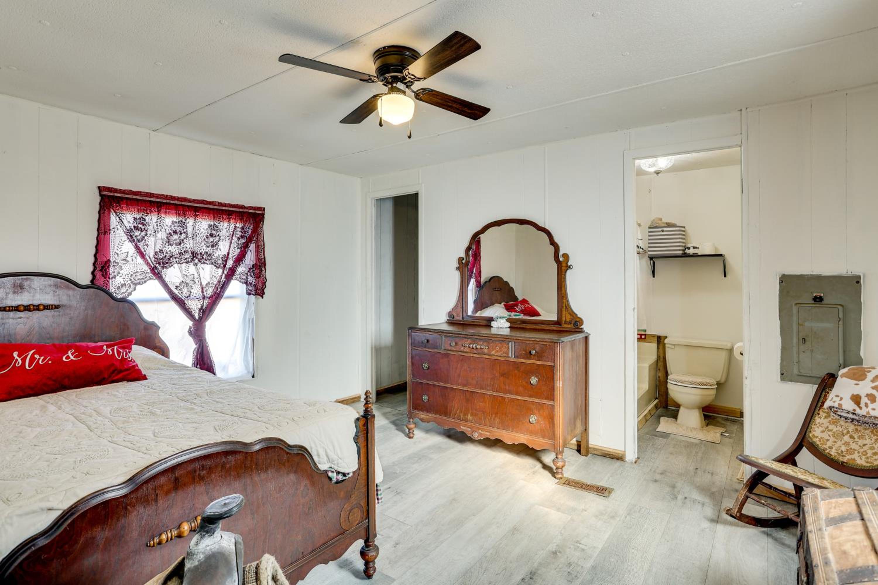 Antique Farmhouse in Bethel Springs on Half-Acre