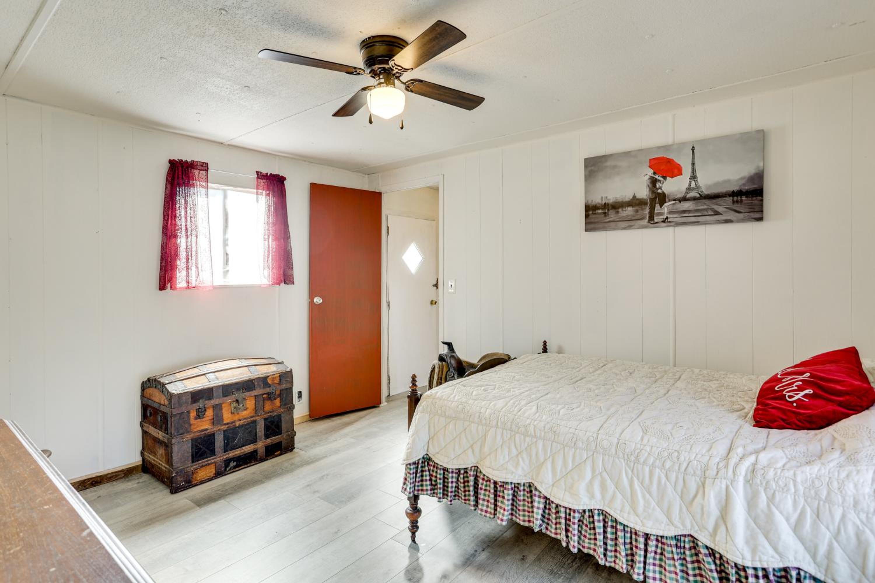 Antique Farmhouse in Bethel Springs on Half-Acre