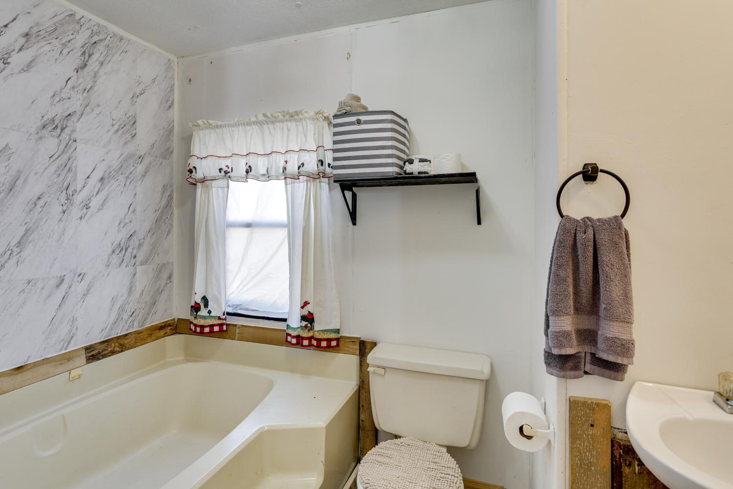 Antique Farmhouse in Bethel Springs on Half-Acre
