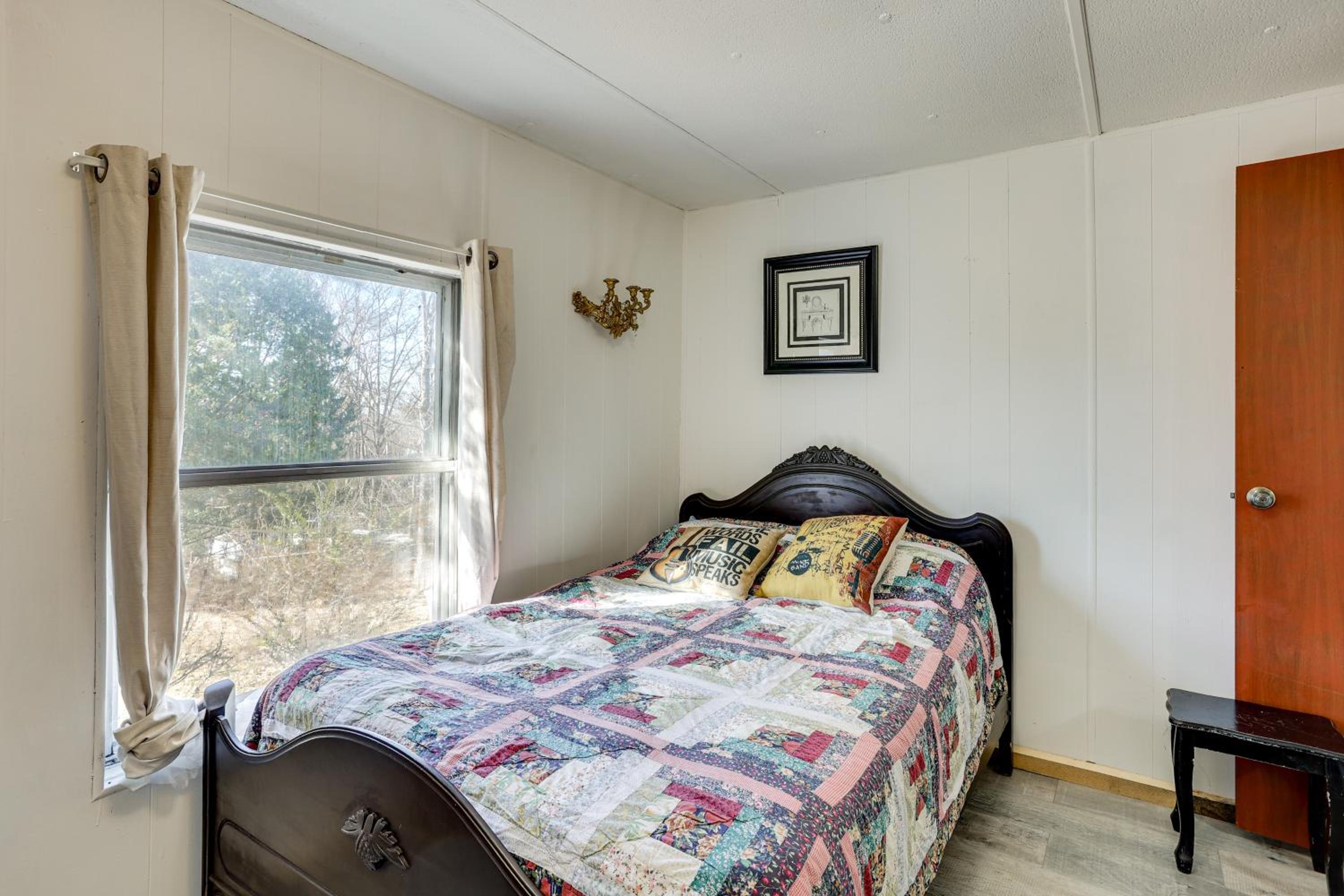 Antique Farmhouse in Bethel Springs on Half-Acre