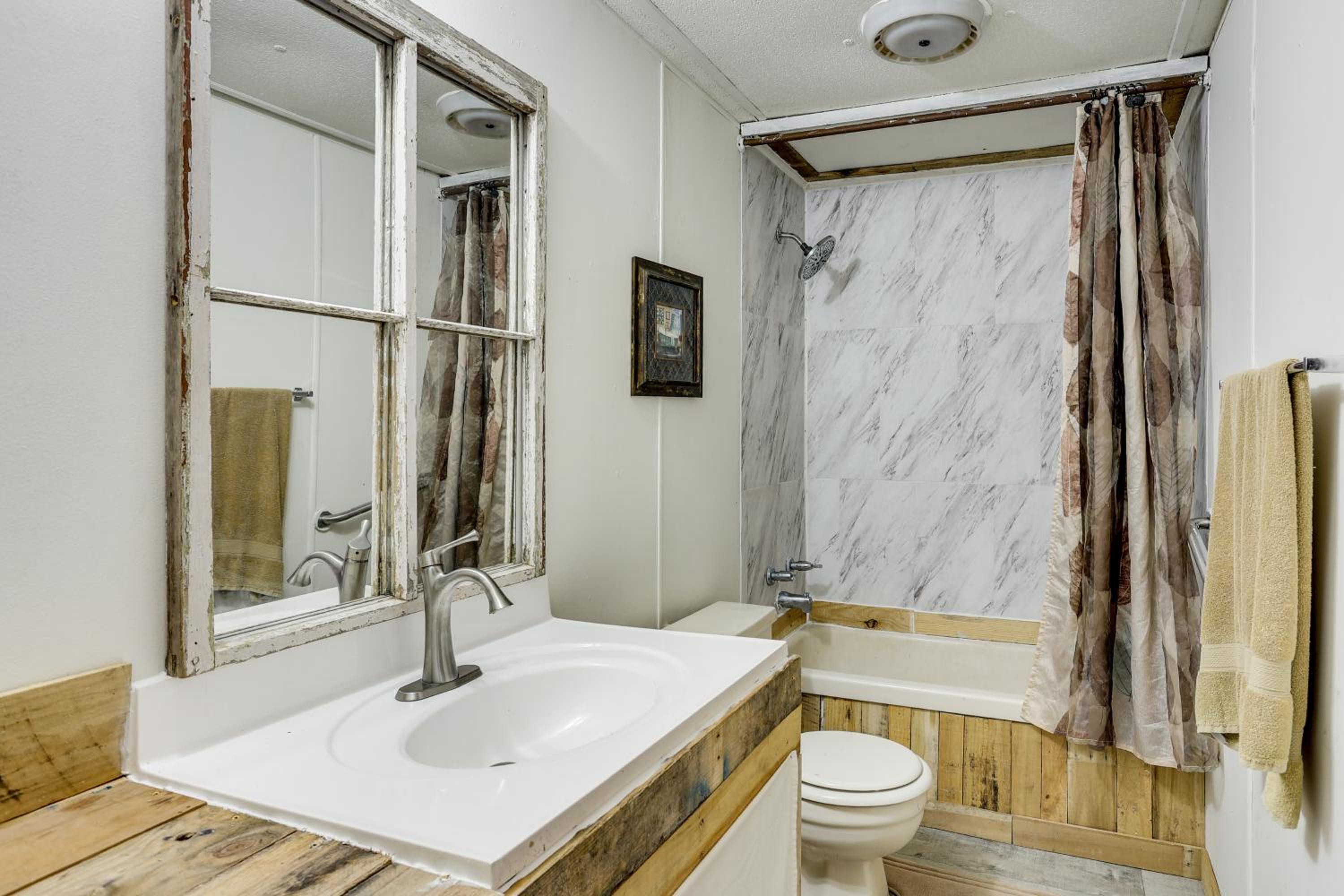 Antique Farmhouse in Bethel Springs on Half-Acre
