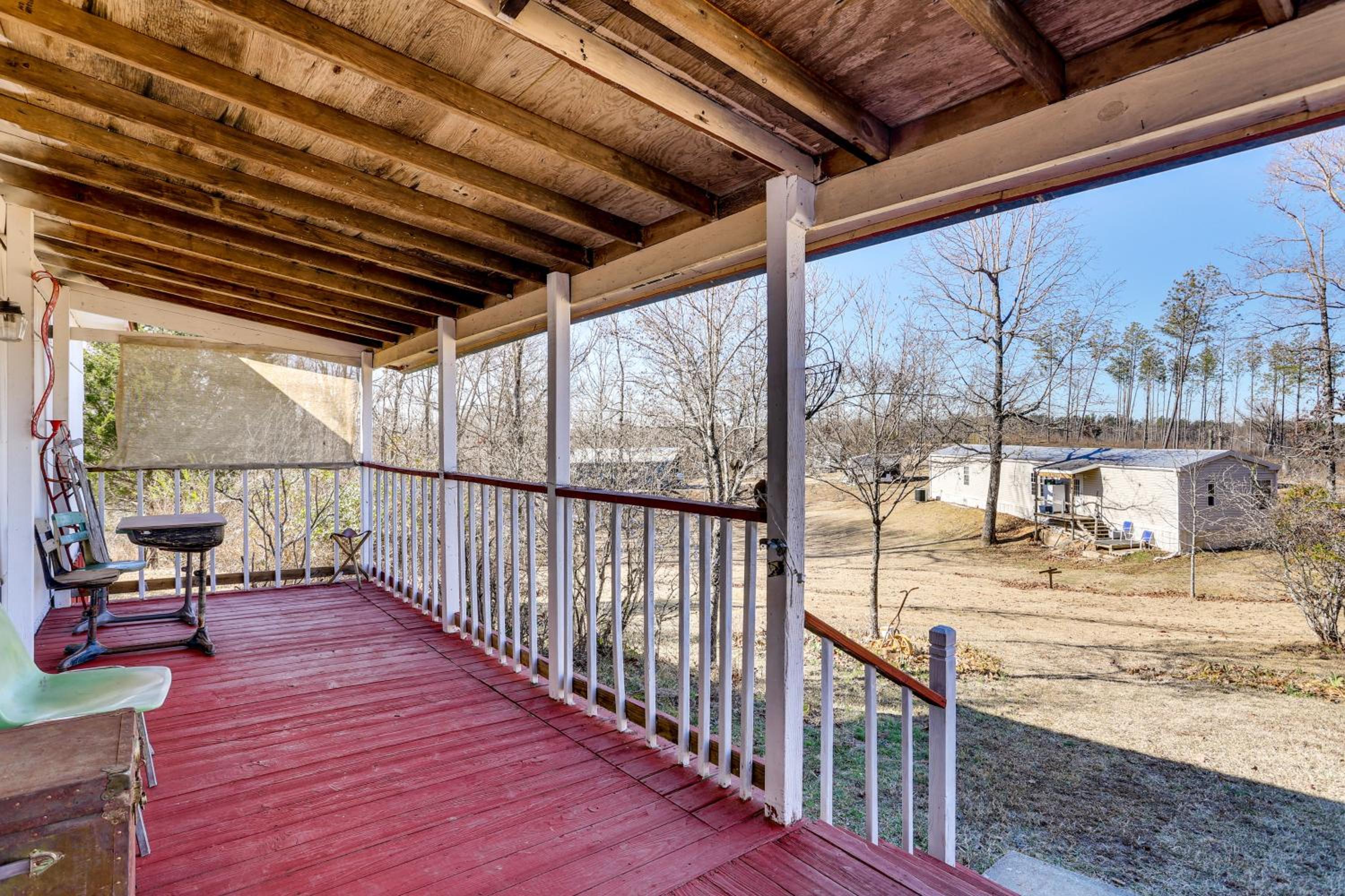 Antique Farmhouse in Bethel Springs on Half-Acre
