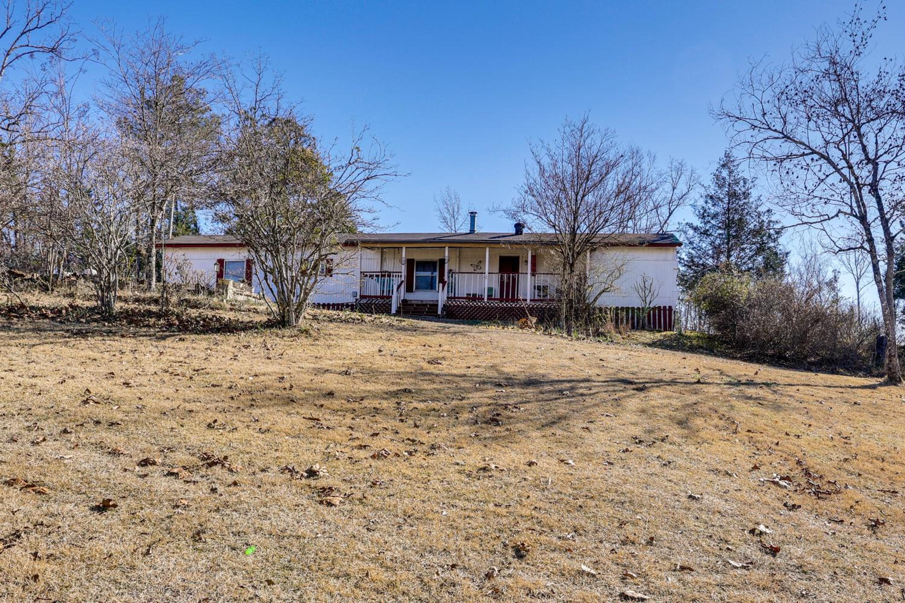 Antique Farmhouse in Bethel Springs on Half-Acre